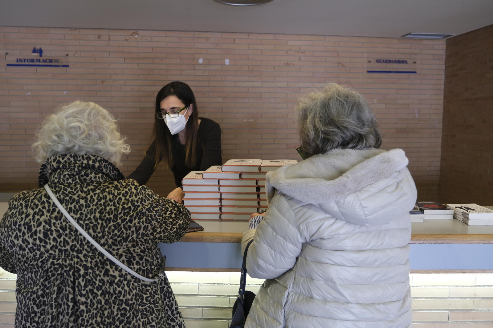 Fotogalería Diario de los Libros, con Marta Robles y su obra 'Pasiones carnales'