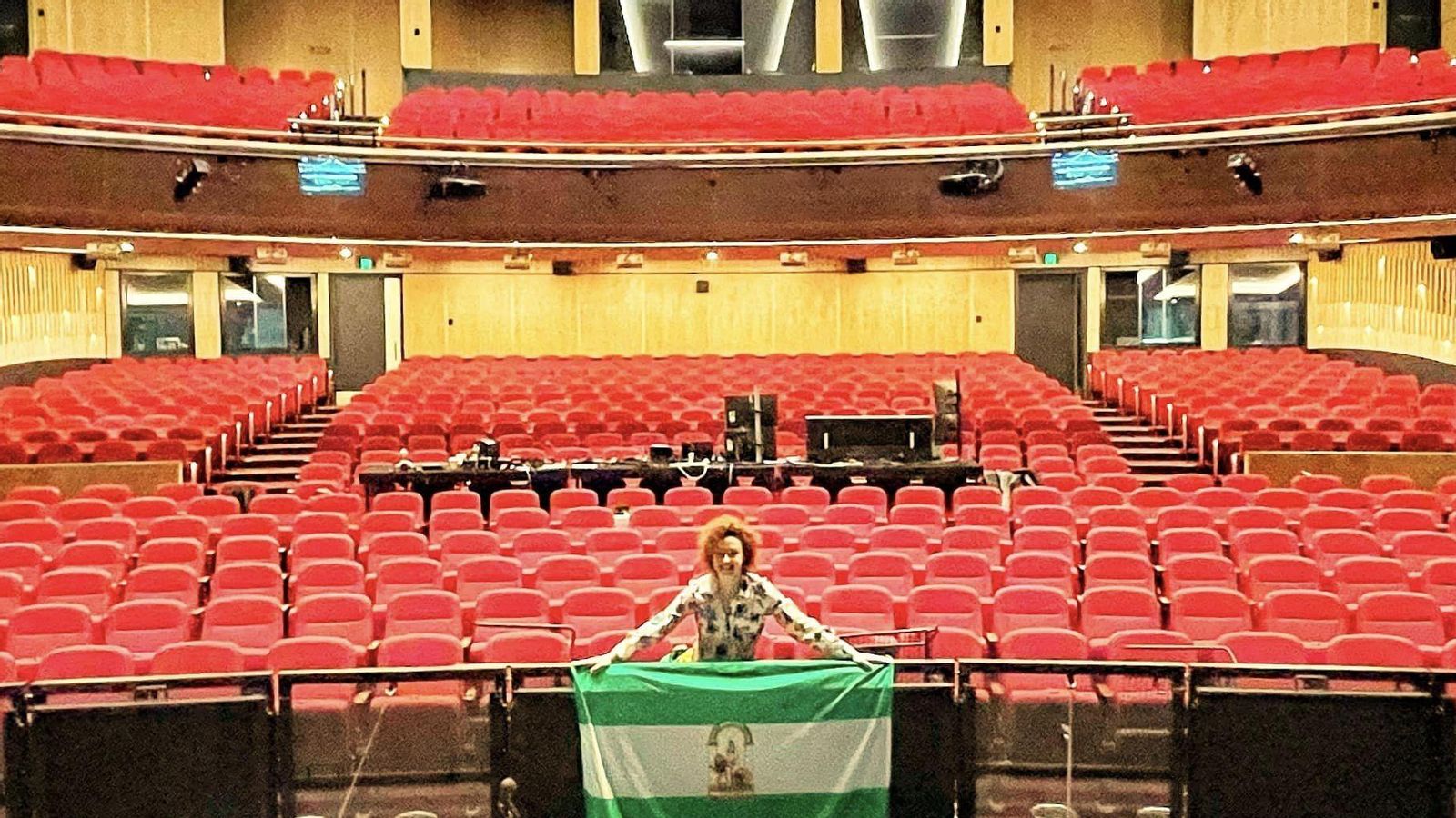 Marín, con la bandera de Andalucía, en el Teatro Her Majestic’s de Adelaida, Australia.