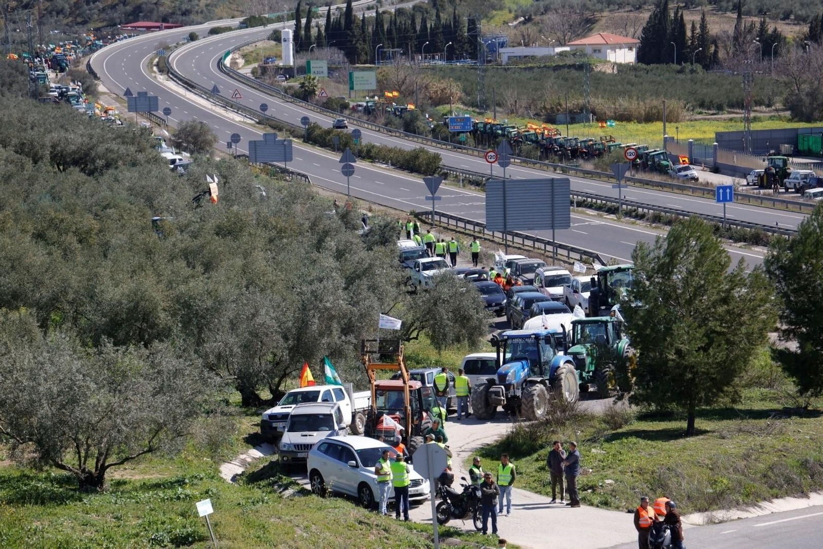 Los agricultores cortan la A-45 en Lucena, en imágenes