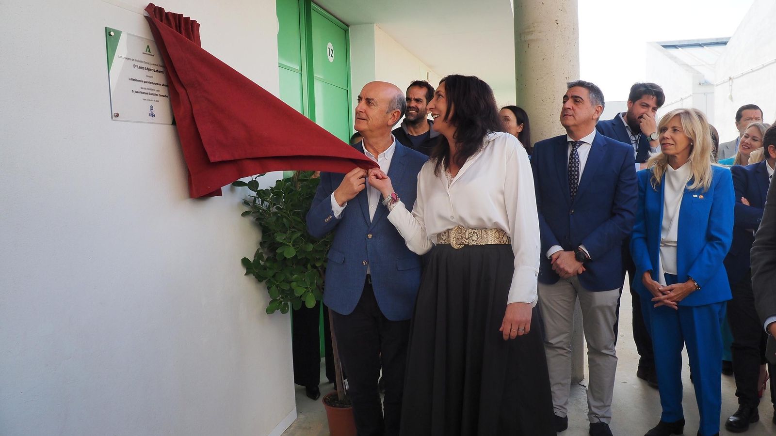 Momento en que el alcalde y la consejera inauguran la residencia