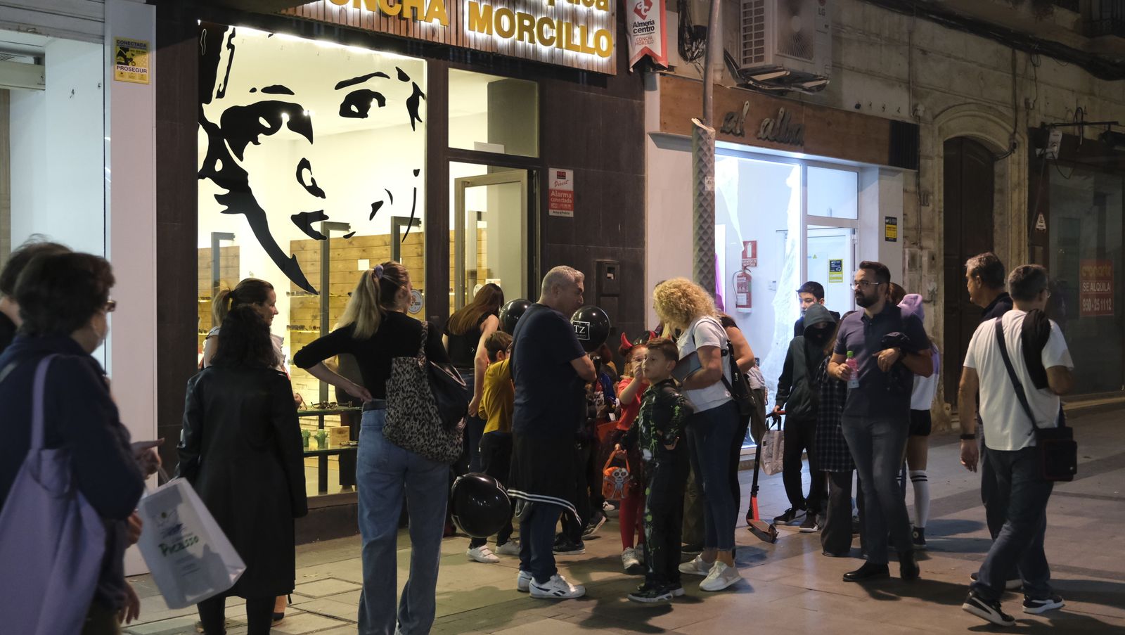Las imágenes de la Noche en Negro en Almería, Halloween.