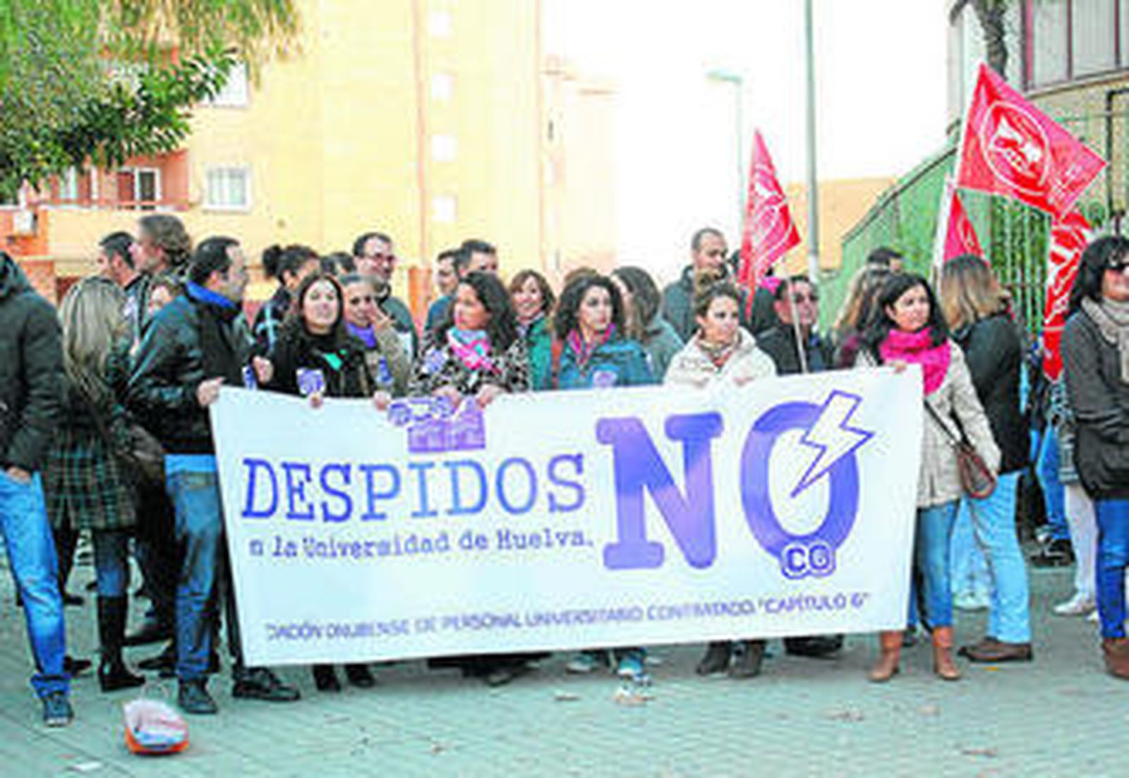 Parte de los trabajadores del personal contratado que se reunieron ante Cantero Cuadrado.