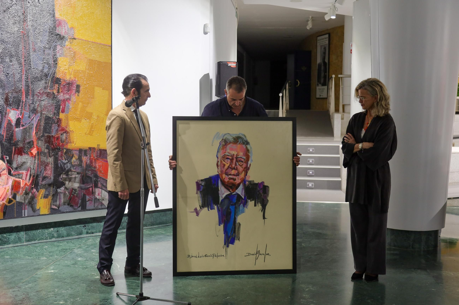 David Morales hizo entrega de un cuadro dedicado a la figura de José Luis García Palacios padre.