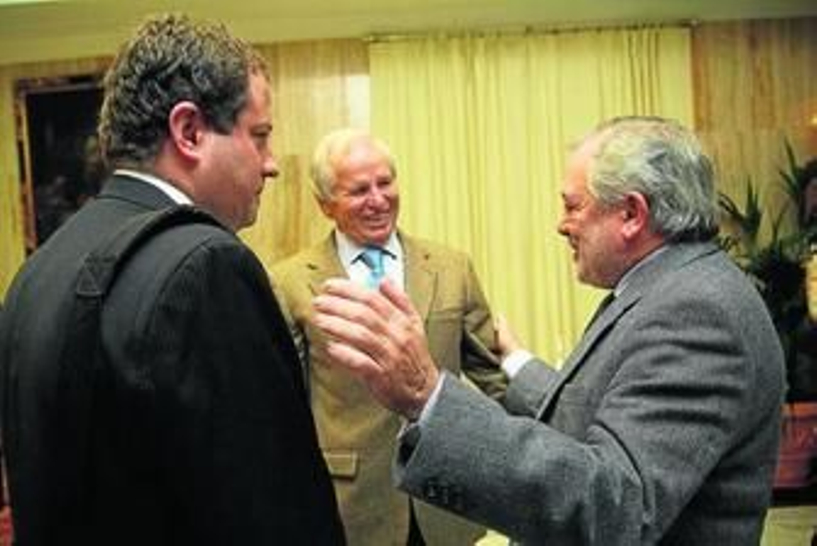 El alcalde saluda a Manuel Benítez, dueño de los terrenos, y a Luis de Vicente, de Leroy Merlin España.
