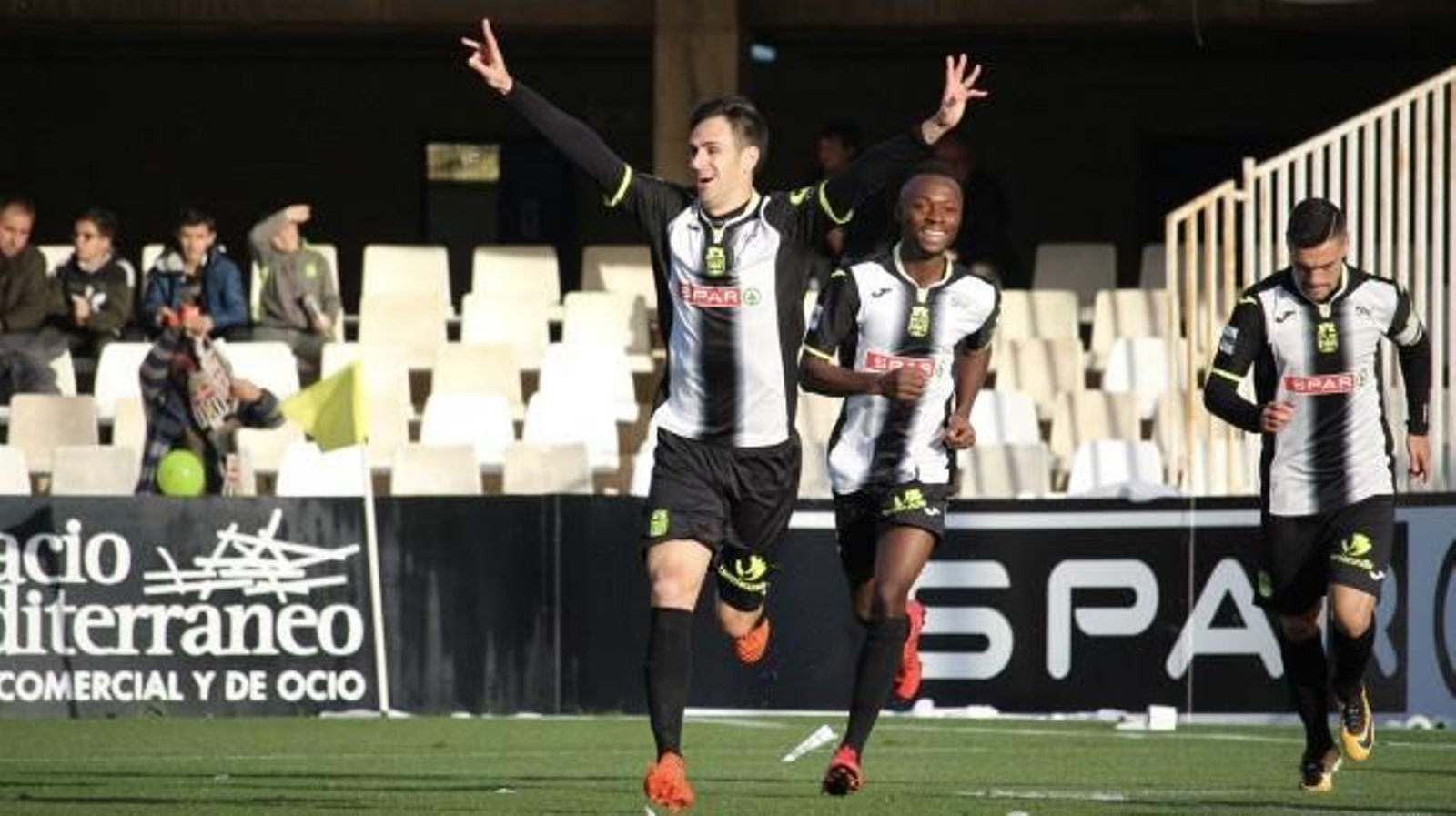 Rubén Cruz celebra un gol con el Cartagena