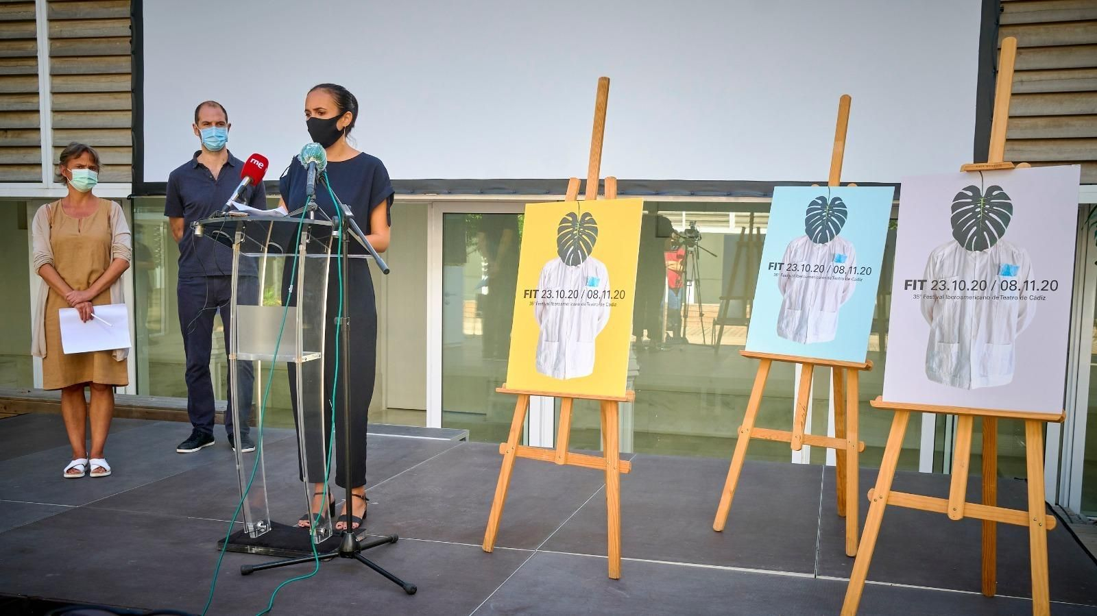 La concejala Lola Cazalilla presenta el FIT con sus nuevos directores, Isla Aguilar y Miguel Oyarzun.