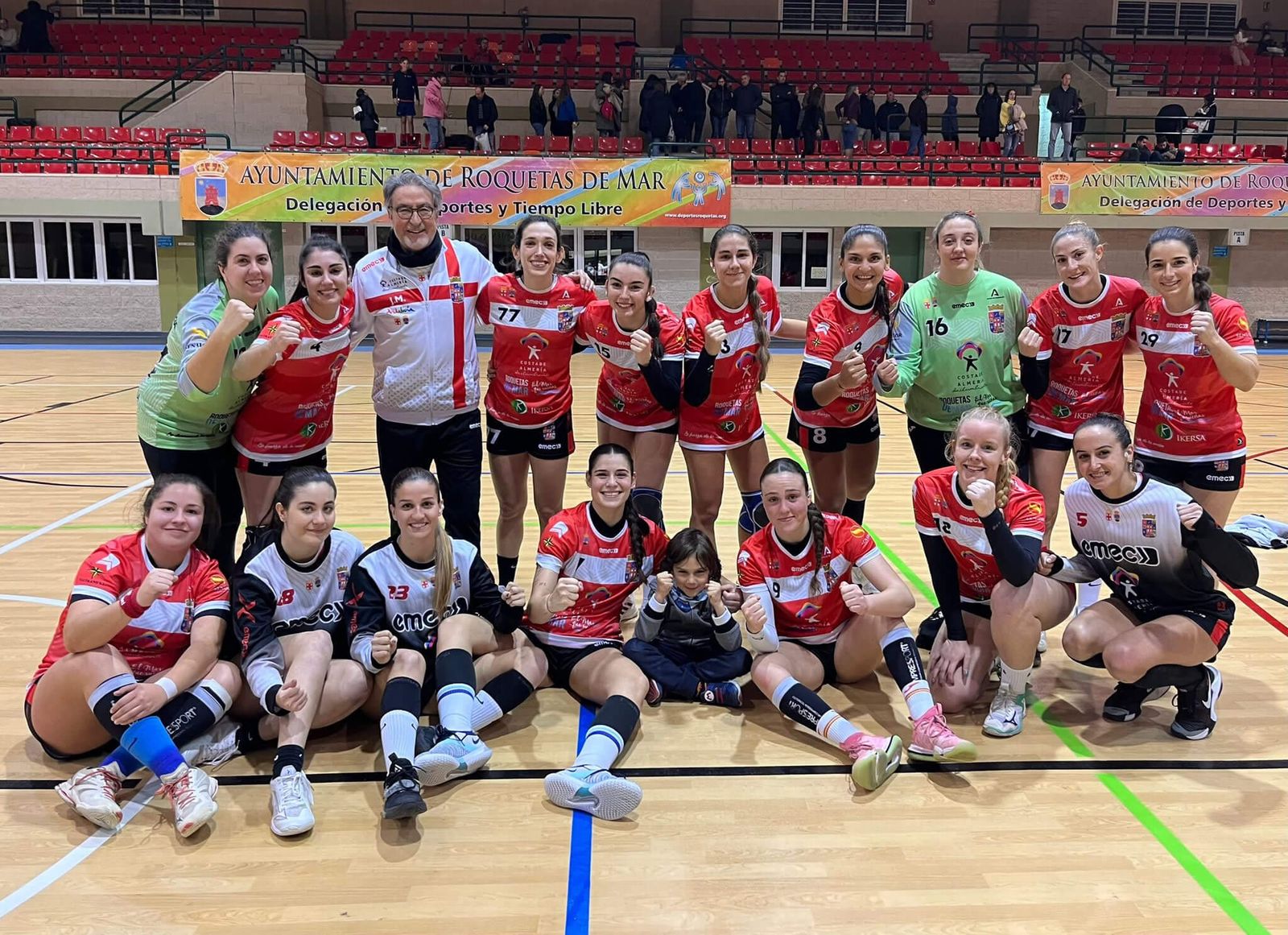 Las jugadoras del Costa de Almería Roquetas celebran en la pista su triunfo ante el BM. Leganés.