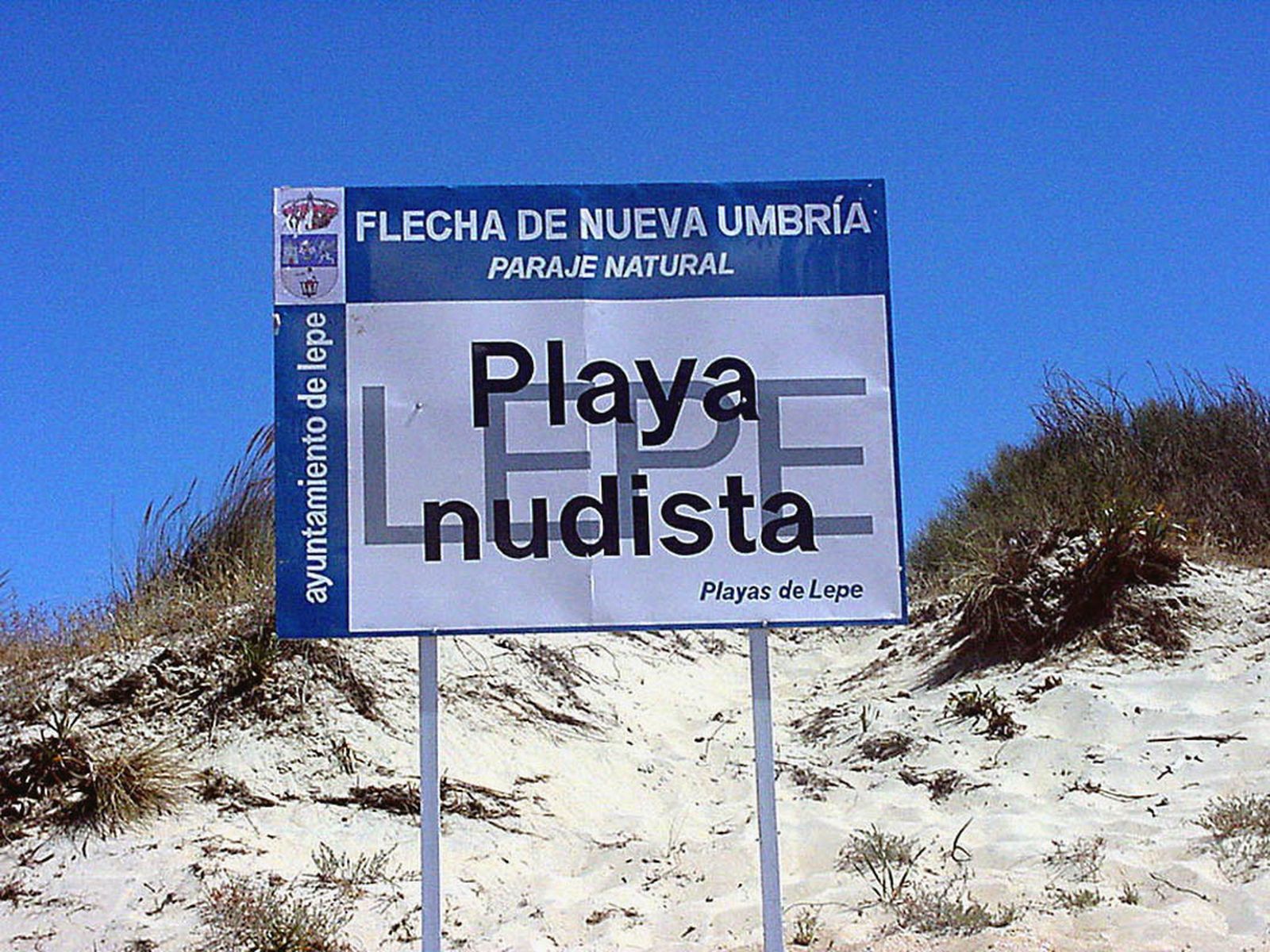 Cartel de la primera playa nudista de Huelva