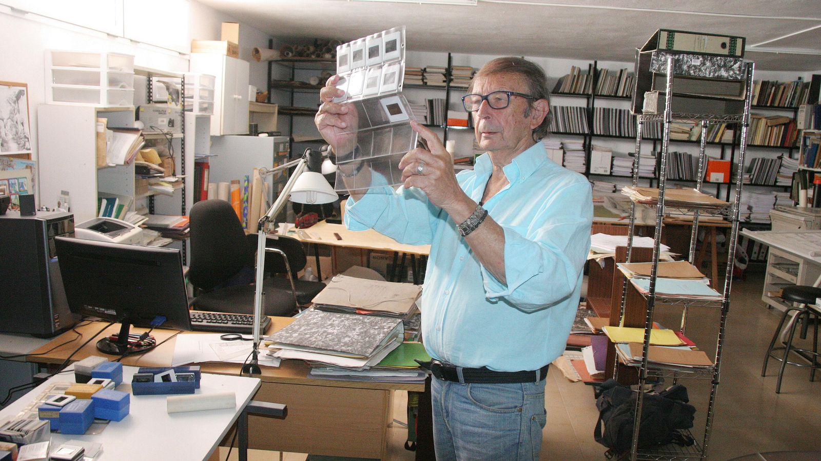 Diego Ruiz Mata en el sótano de su casa, observando unas diapositivas del yacimiento de Doña Blanca. Diego Ruiz Mata en el sótano de su casa, observando unas diapositivas del yacimiento de Doña Blanca.