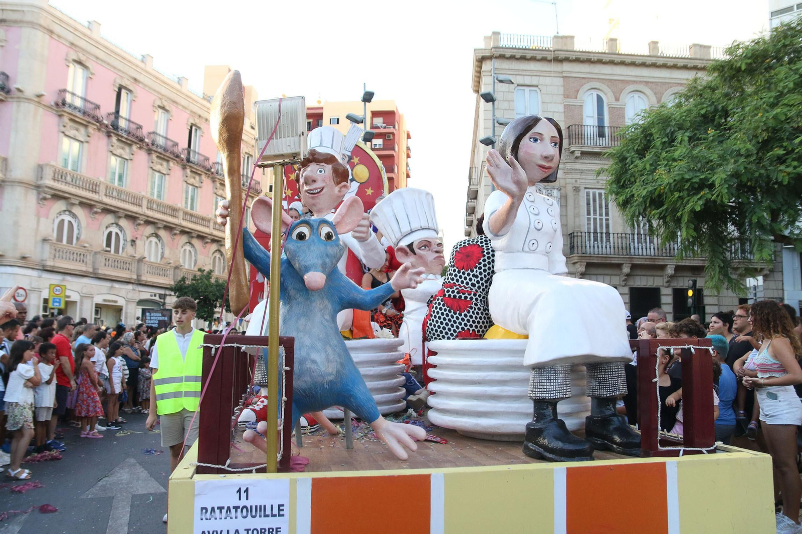 Las imágenes de la batalla de flores en la Feria de Almería 2023