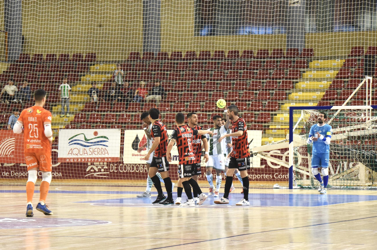 Las mejores fotos del ambiente en Vista Alegre para el Córdoba Futsal - AD Sala 10 Zaragoza