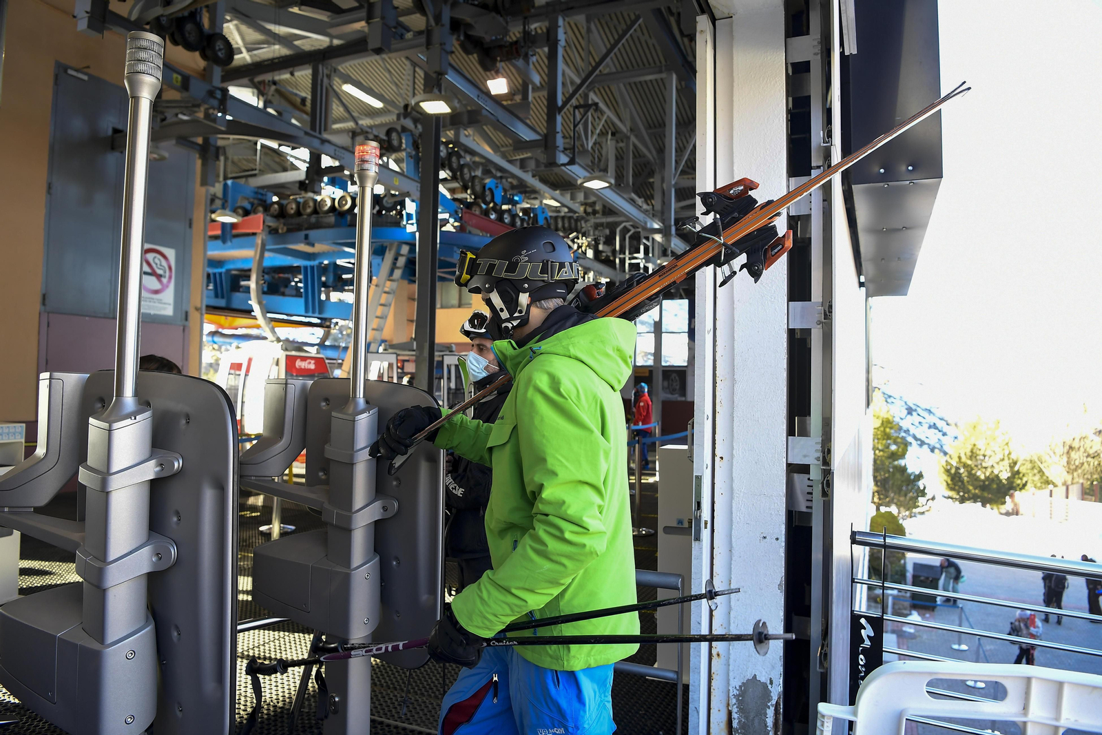 Sierra Nevada estrena 2021 con cinco centímetros de nieve nueva y completa el aforo del sábado