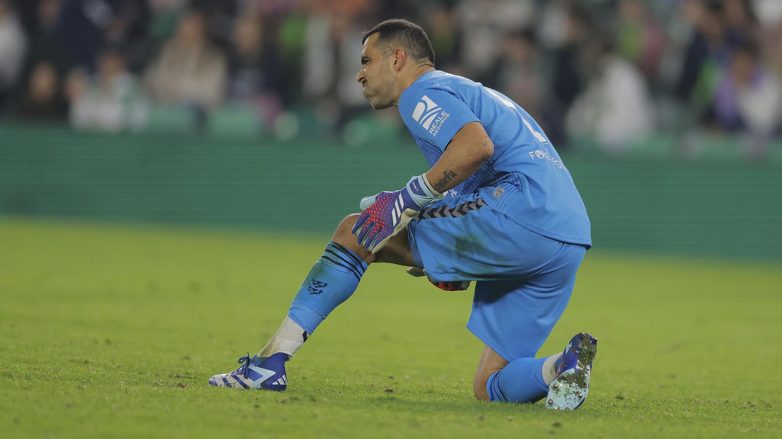 Claudio Bravo se duele de su lesión.