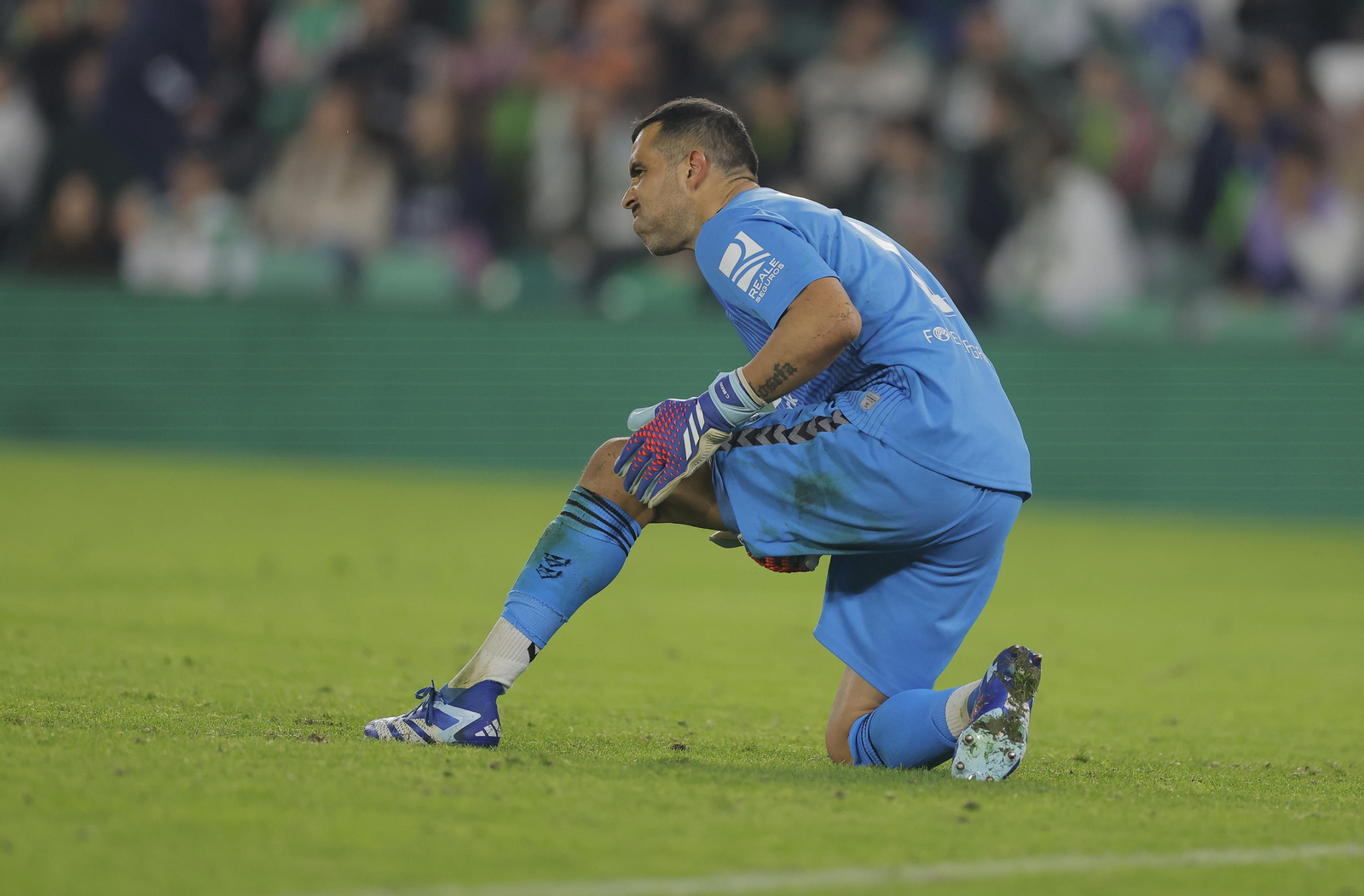 Claudio Bravo se duele de su lesión.