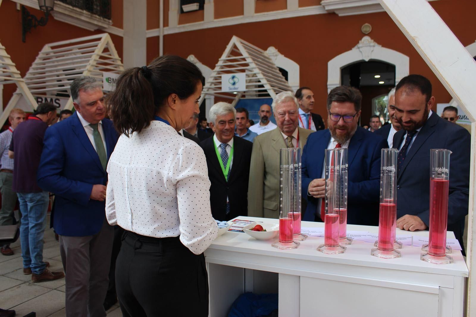 Visita del consejero a la zona expositiva del Congreso Visita del consejero a la zona expositiva del Congreso