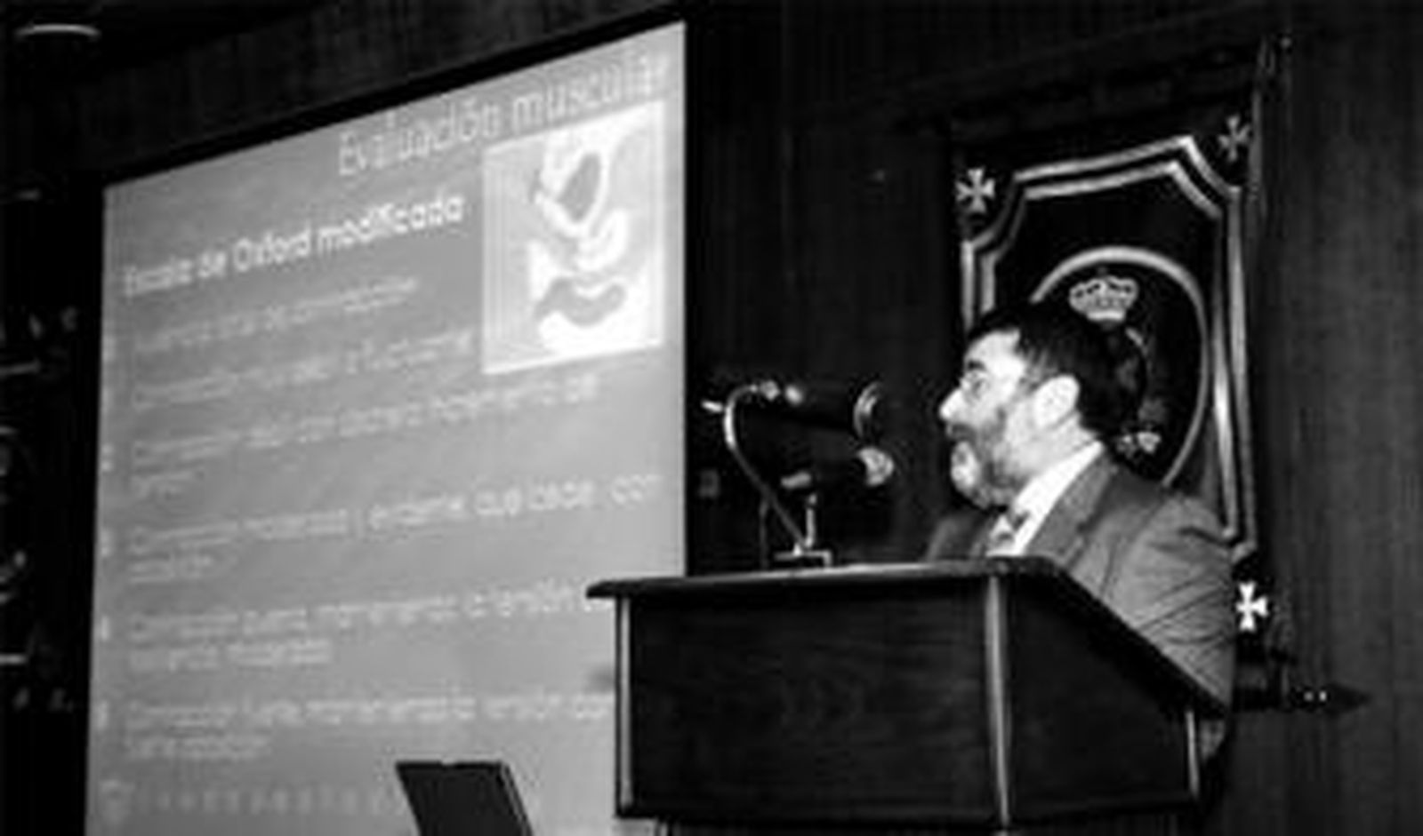 Una de las ponencias de la sesión inaugural de ayer en el Hospital General de la Defensa de La Isla.