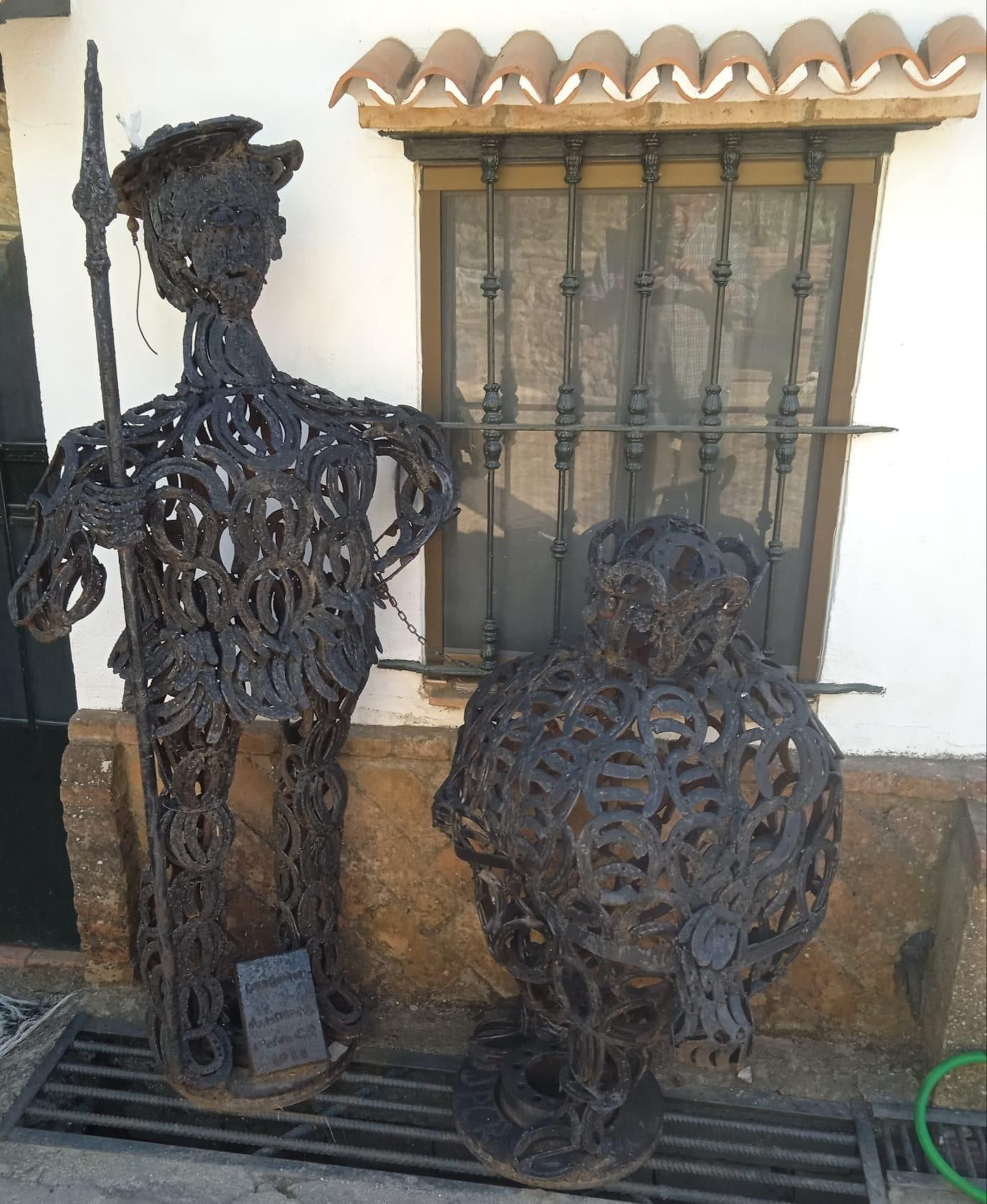 El artista de Aracena que convierte herraduras en obras de arte únicas: Ha creado más de 300 figuras de hierro