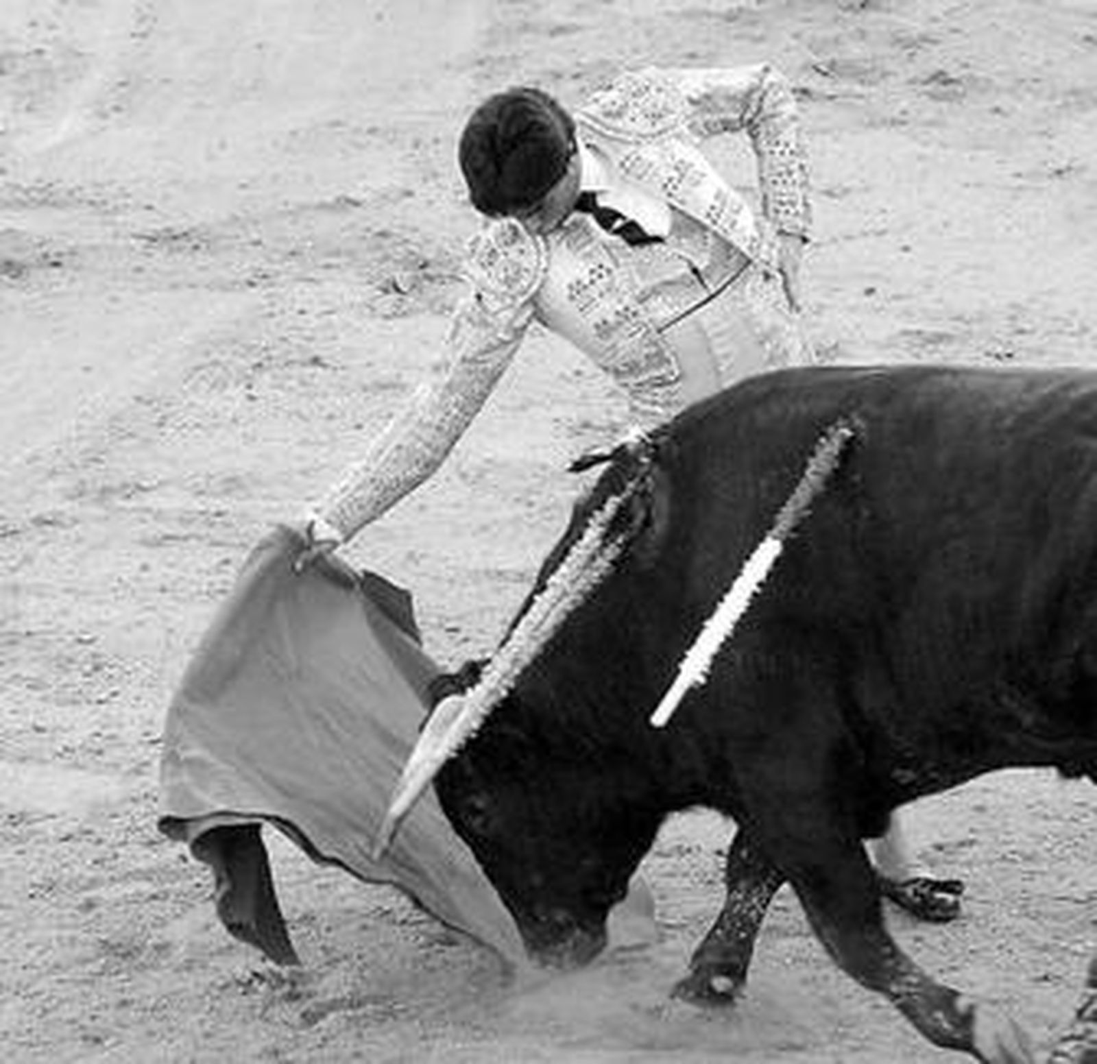 El novillero Juan Cortés toreando con la mano derecha.
