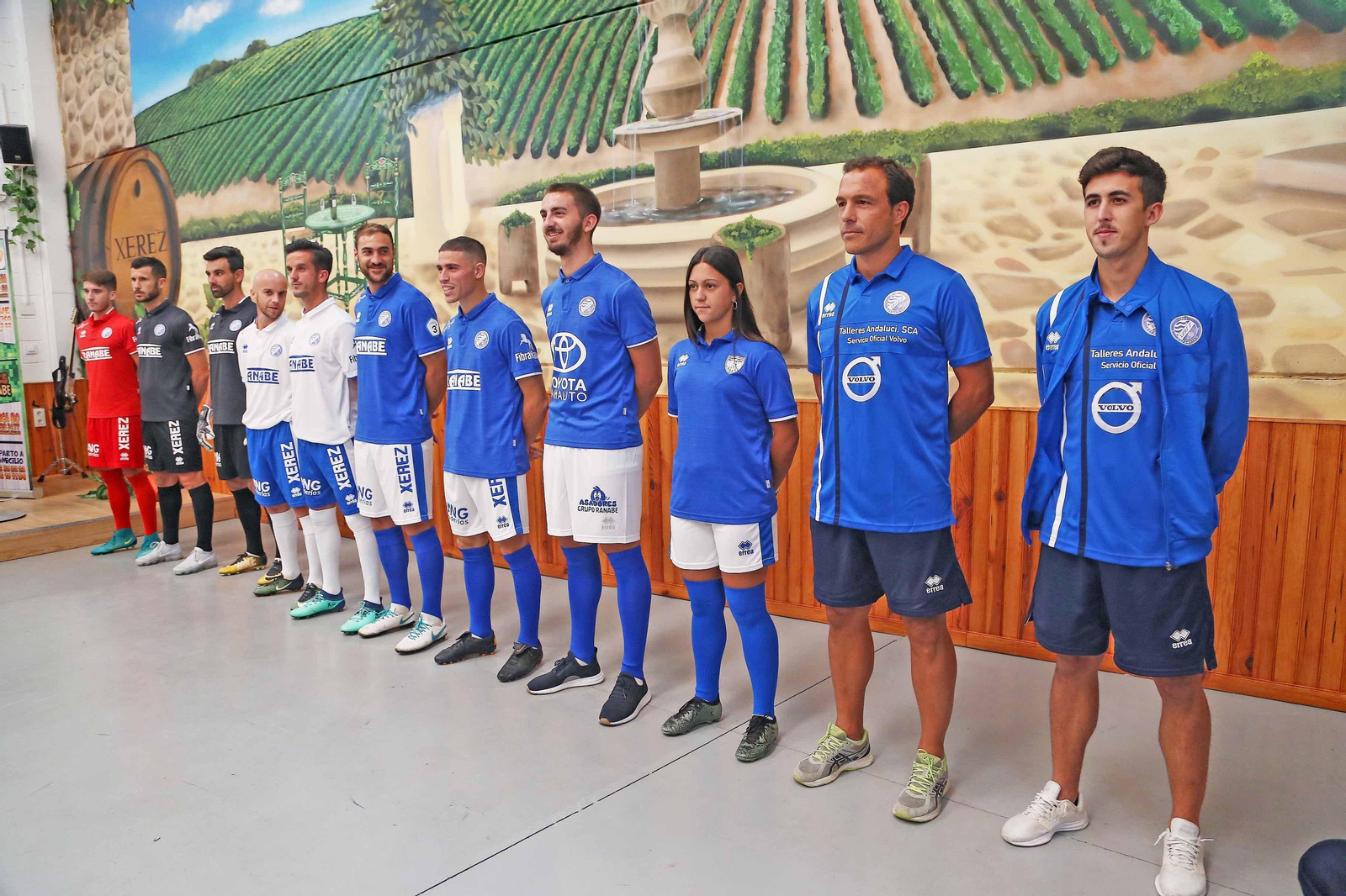 Varios jugadores del Xerez DFC y una jugadora del Al-Andalus femenino posan con las camisetas de la nueva temporada.