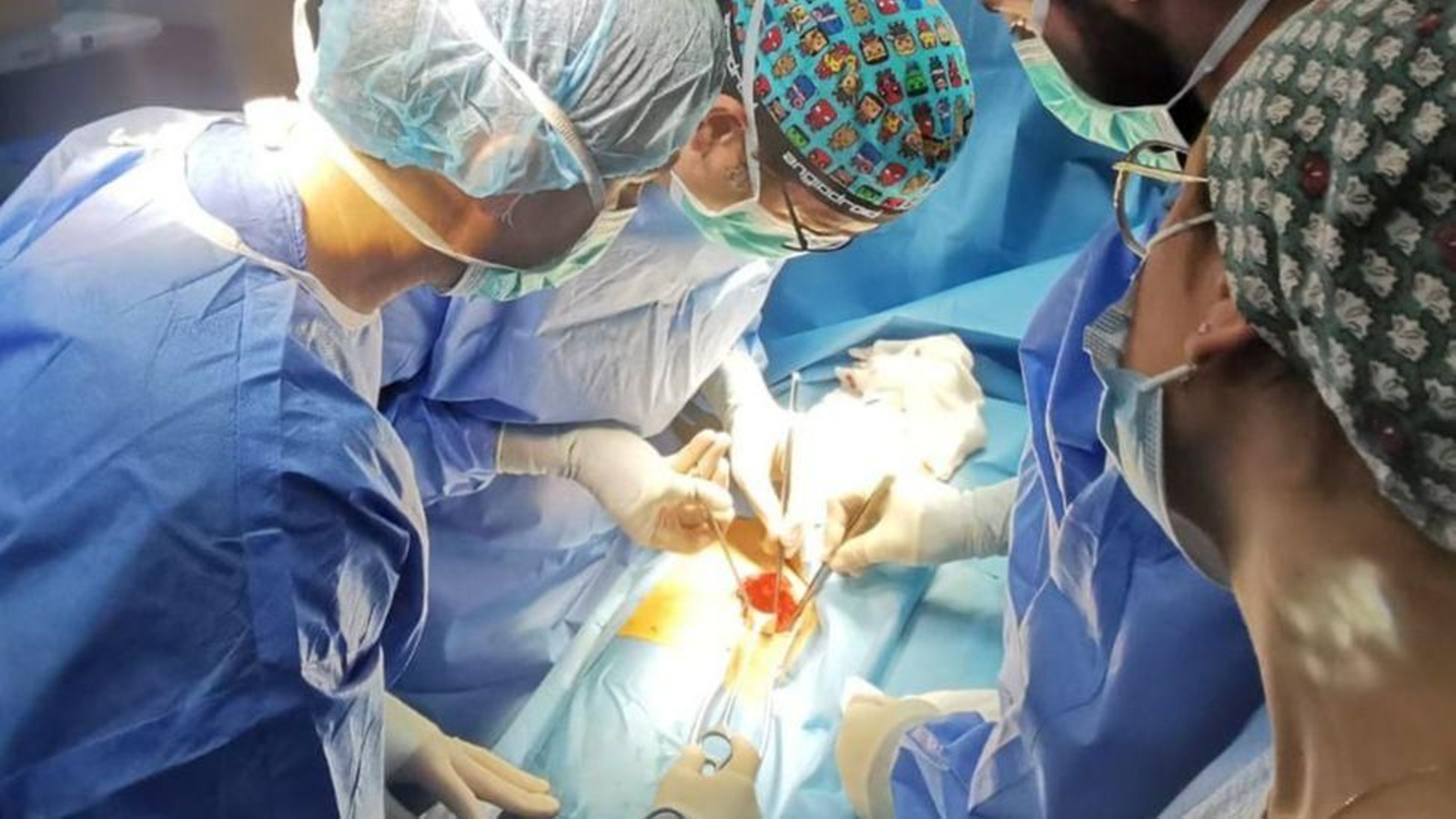 El investigador principal del proyecto andaluz, y jefe de servicio de Angiología y Cirugía Vascular del Hospital de Valme, durante una intervención en el centro.
