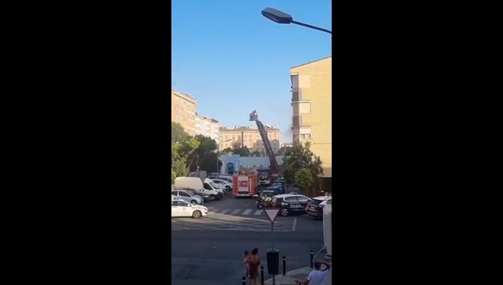Actuación de los bomberos en la plaza de la Alegría, este domingo.