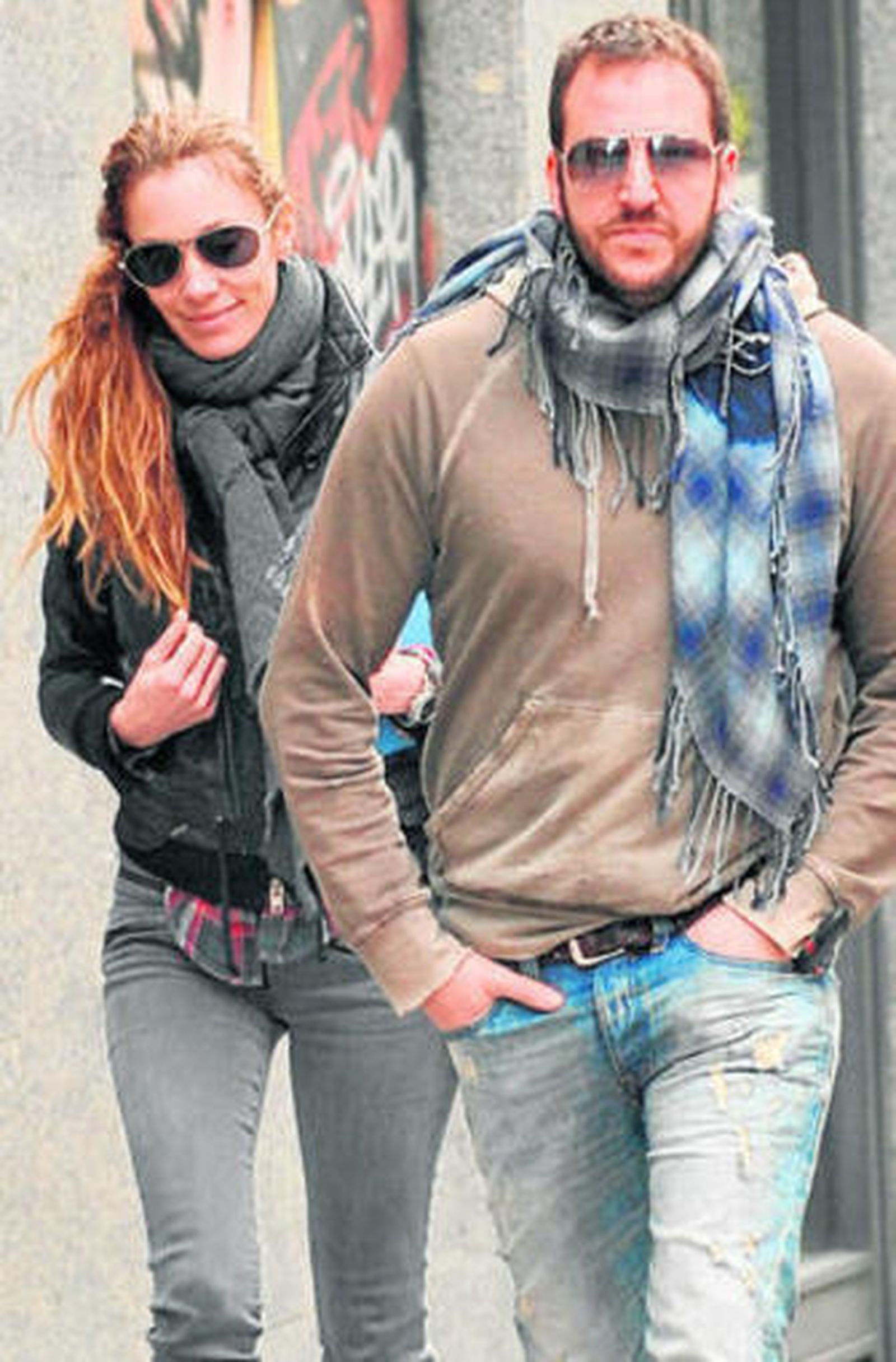 Con su marido, Borja Thyssen, paseando por Madrid.