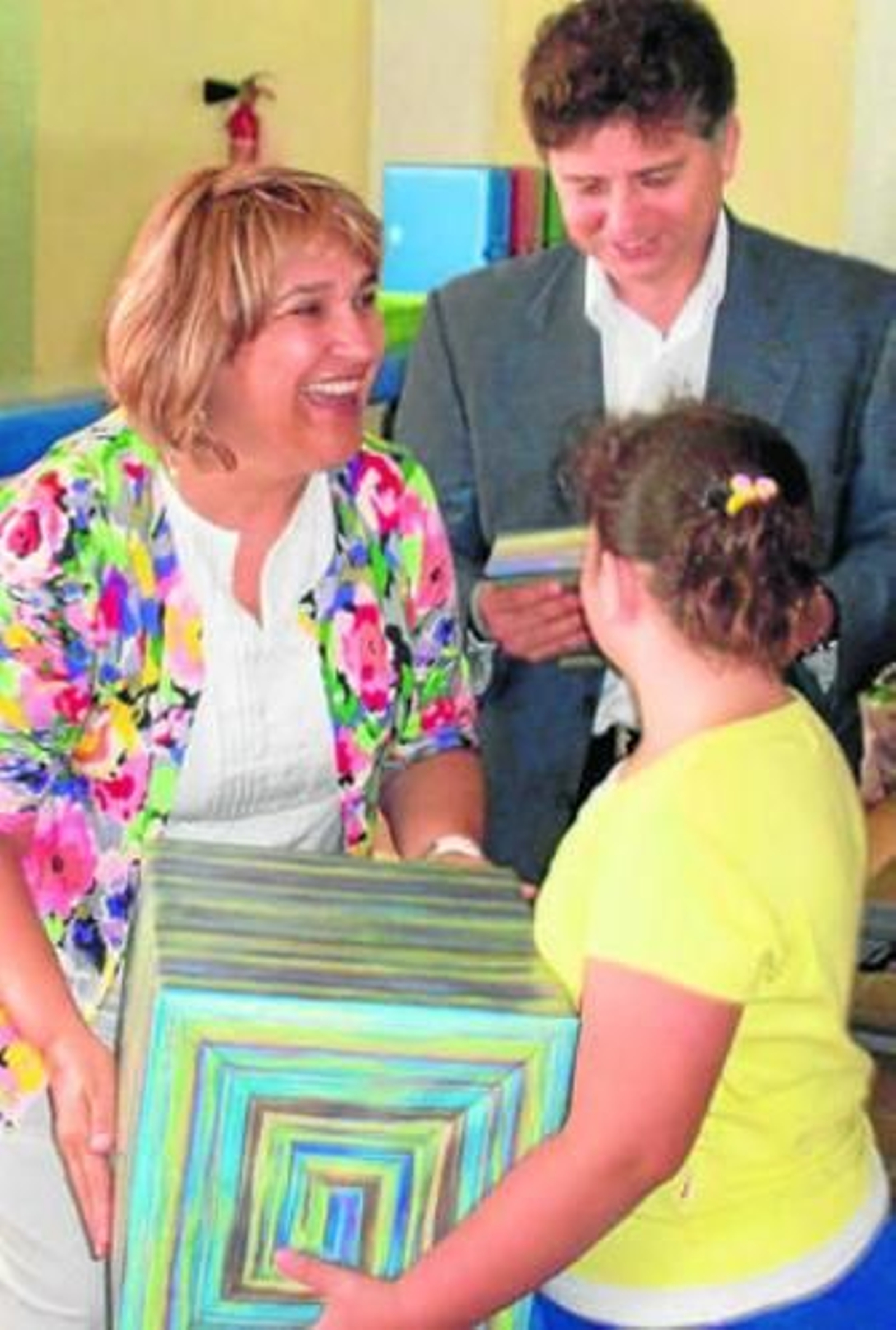 El alcalde de Vejer y la diputada en la inauguración de la ludoteca.