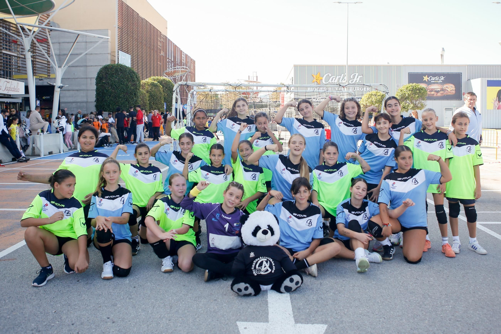 Las fotos de la II jornada de balonmano calle de Bahía Plaza, en Los Barrios