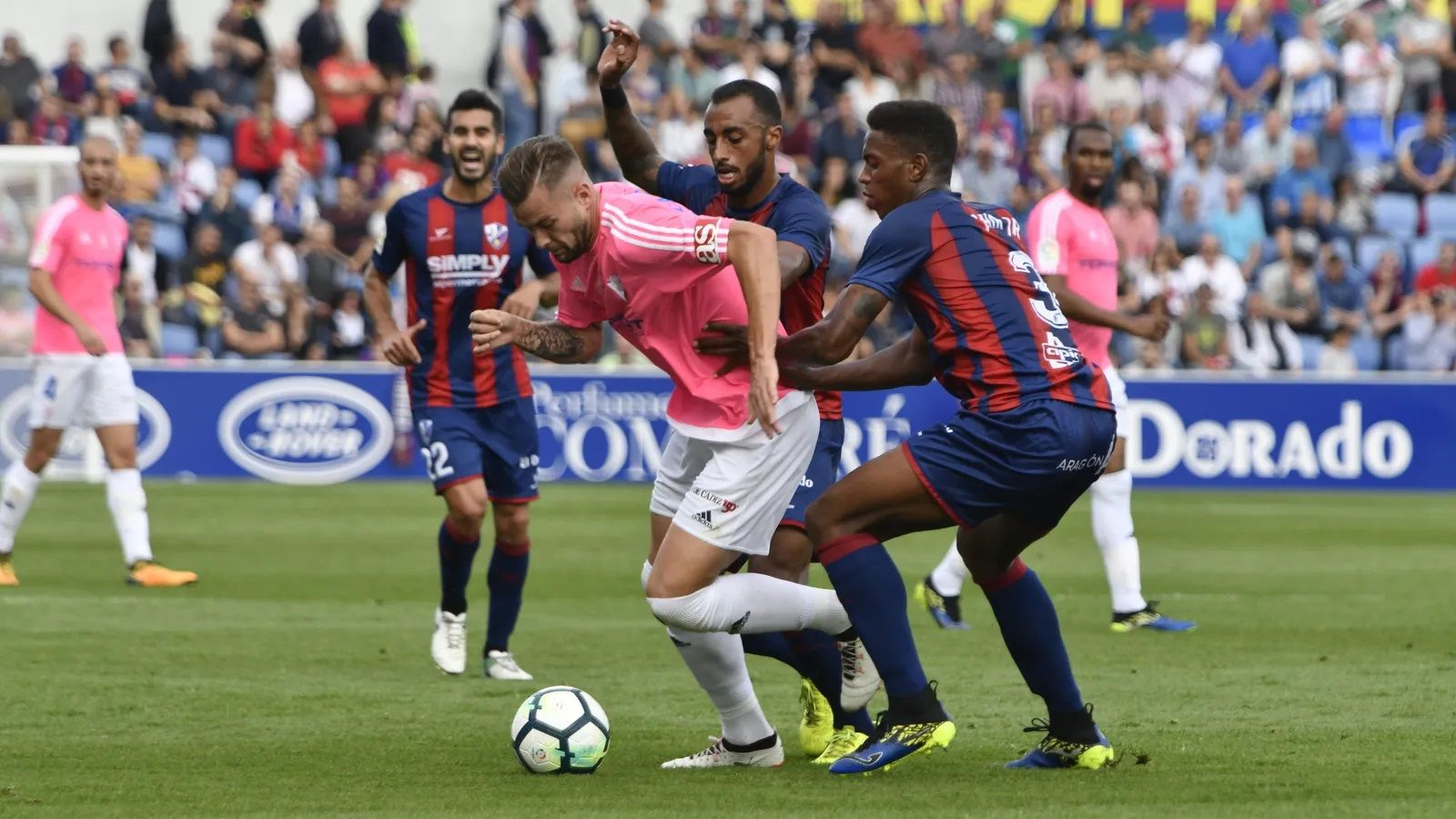 Carrillo se escapa de Akapo y Jair en el Huesca-Cádiz de la 2017/18.