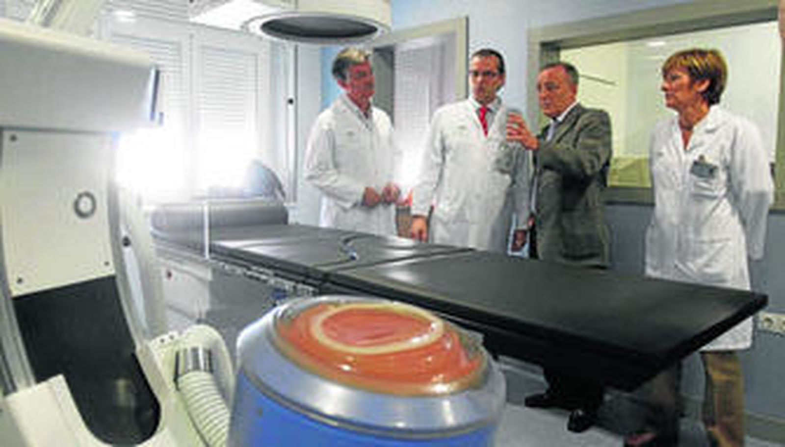 Hipólito García, el delegado provincial de Salud, flanqueado por la directora médica Amelia Rodríguez y el doctor José Luis Álvarez-Ossorio.