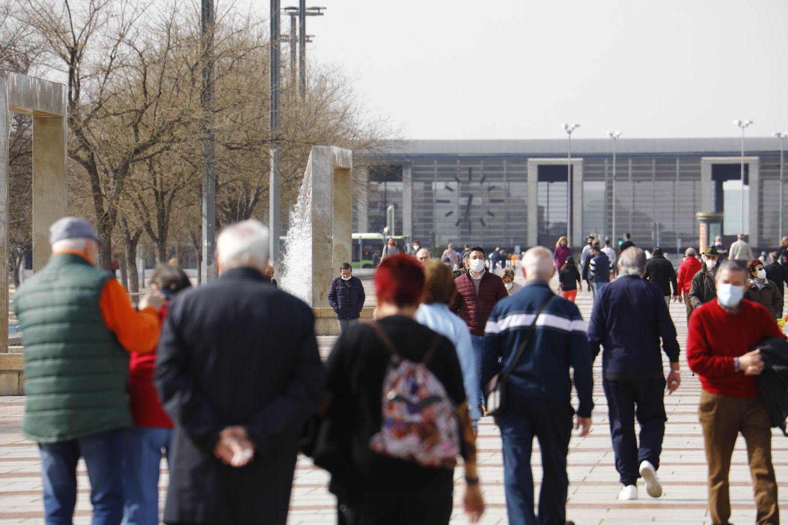 Personas paseando por el Vial.