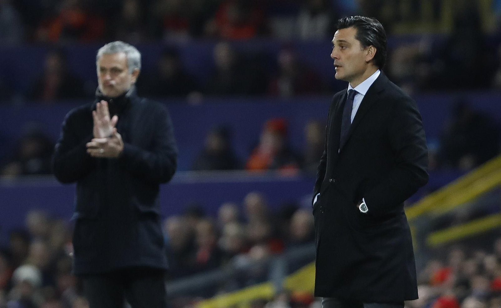 Montella, con Mourinho al fondo, en la banda de Old Trafford.