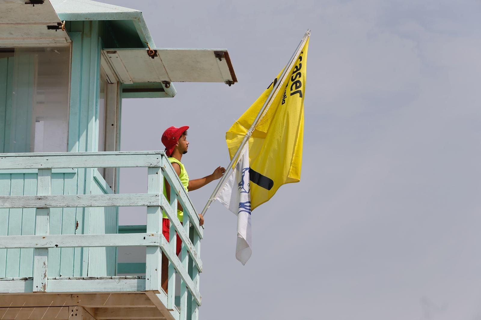 El puesto de socorritas de la playa de Santa Bárbara con la bandera amarilla y la de presencia de medusas.