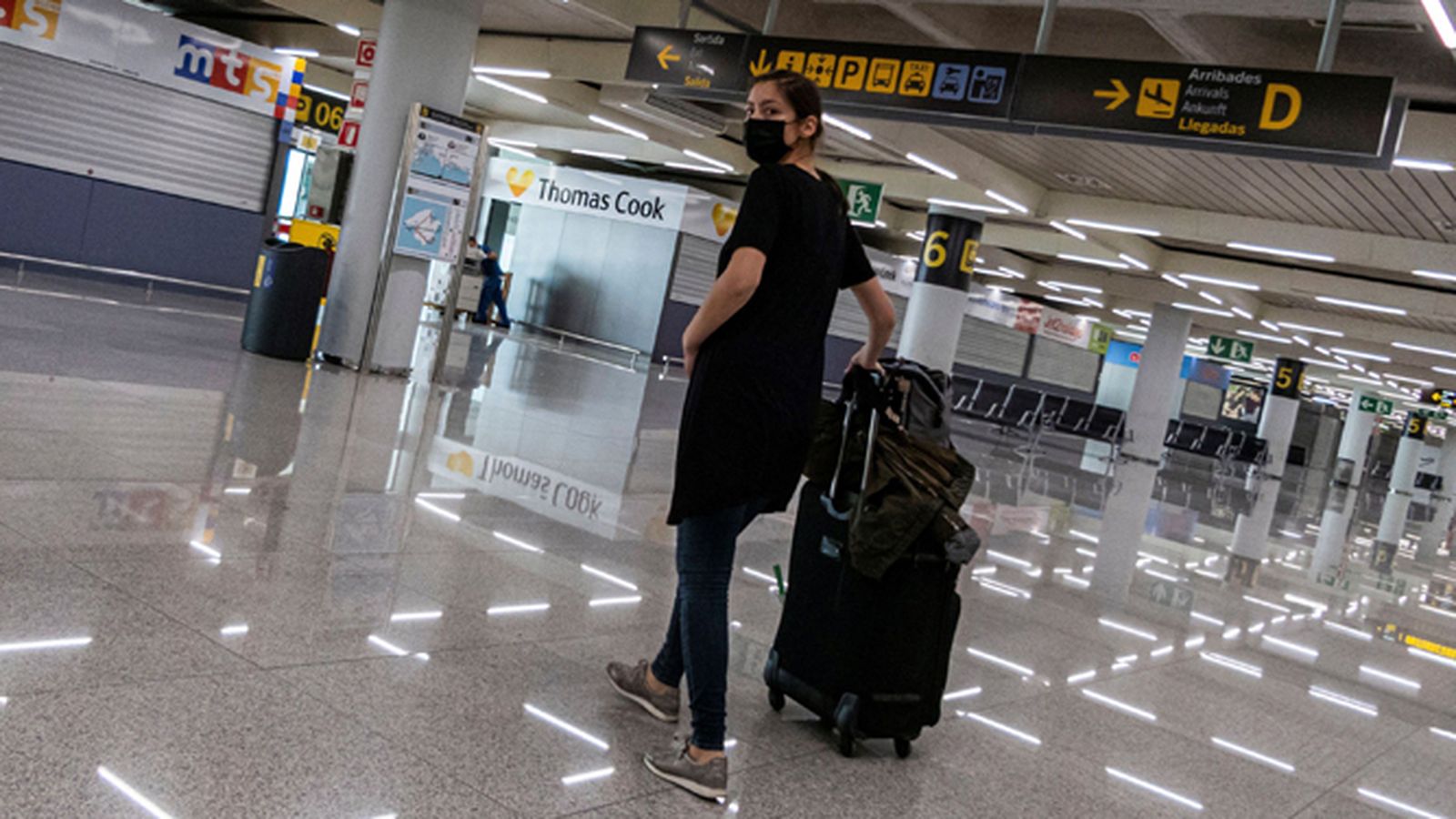 Una viajera protegida con mascarilla accede al interior del Aeropuerto  de Palma.