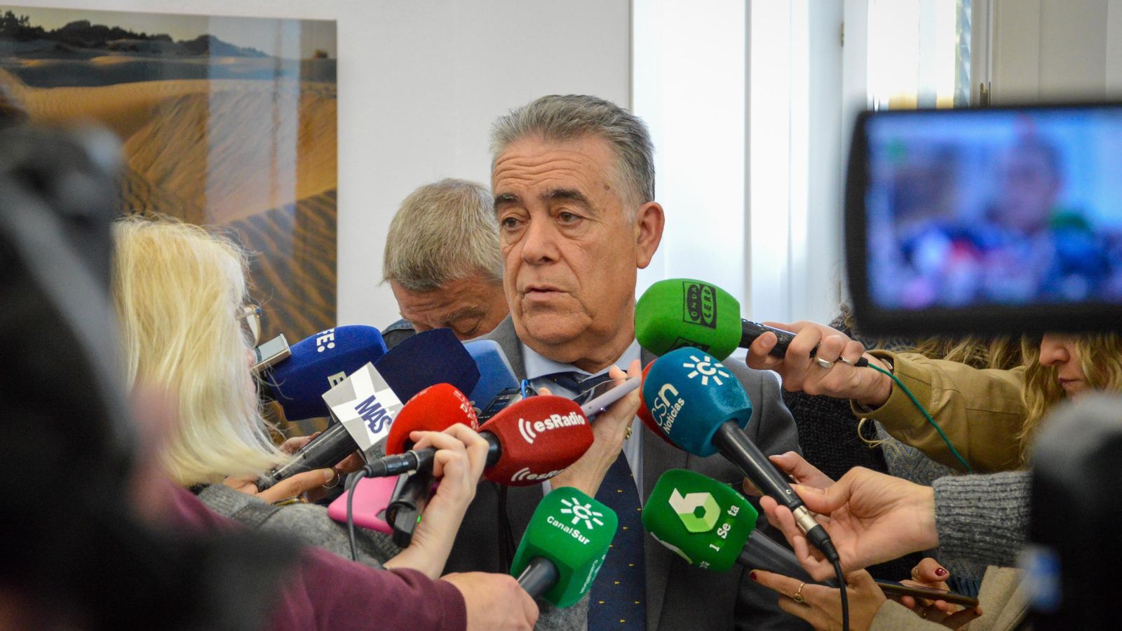 Paco Bella, Alcalde de Almonte, dando declaraciones.