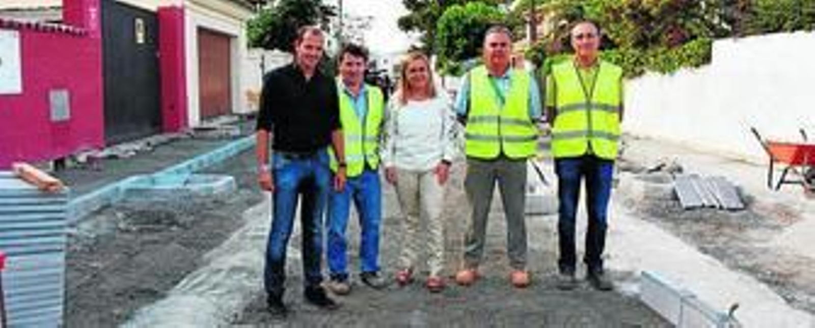 La alcaldesa durante la visita a las obras de la calle África.