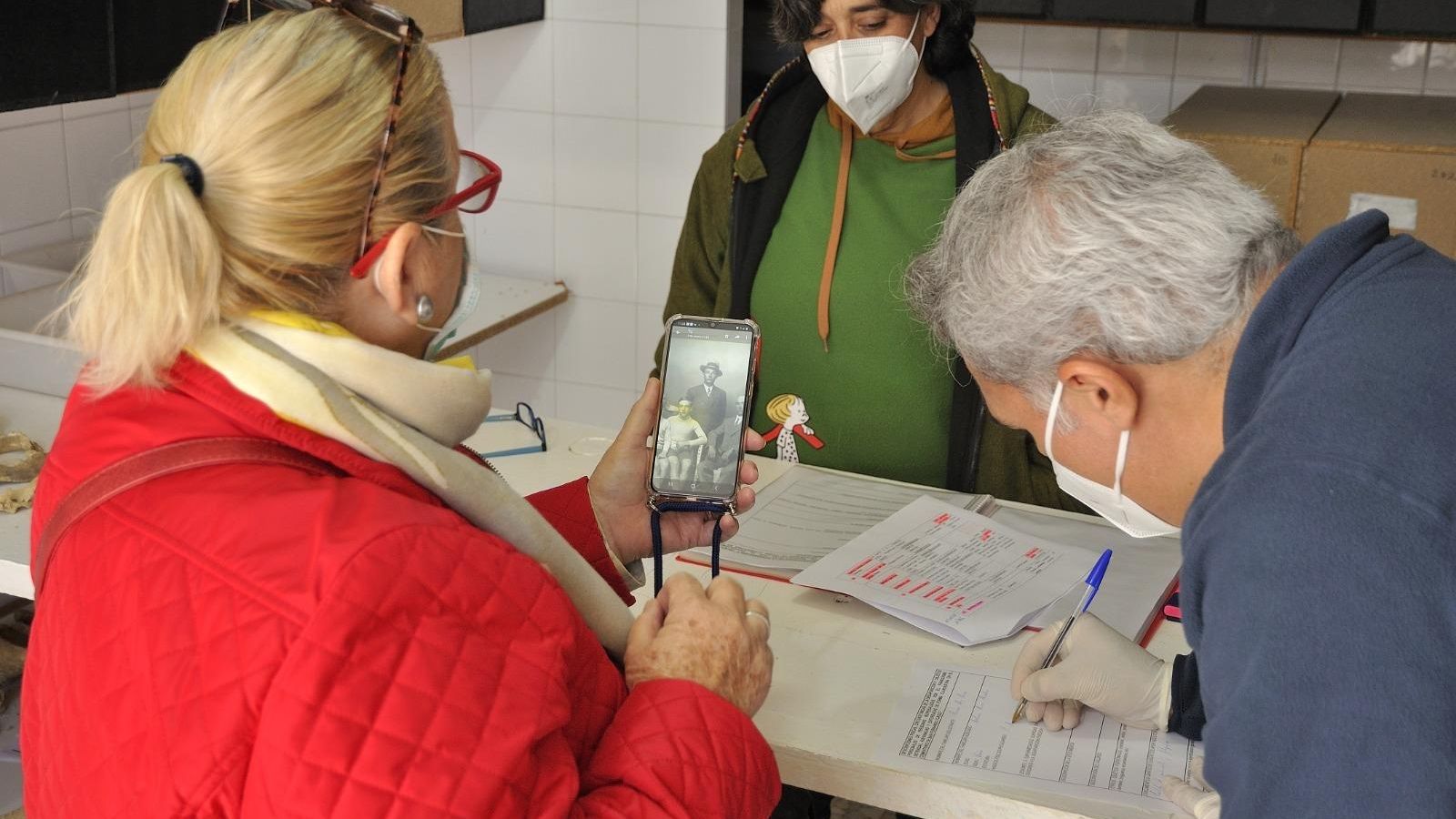 Una familia aporta a Amede información sobre un pariente. Una familia aporta a Amede información sobre un pariente.