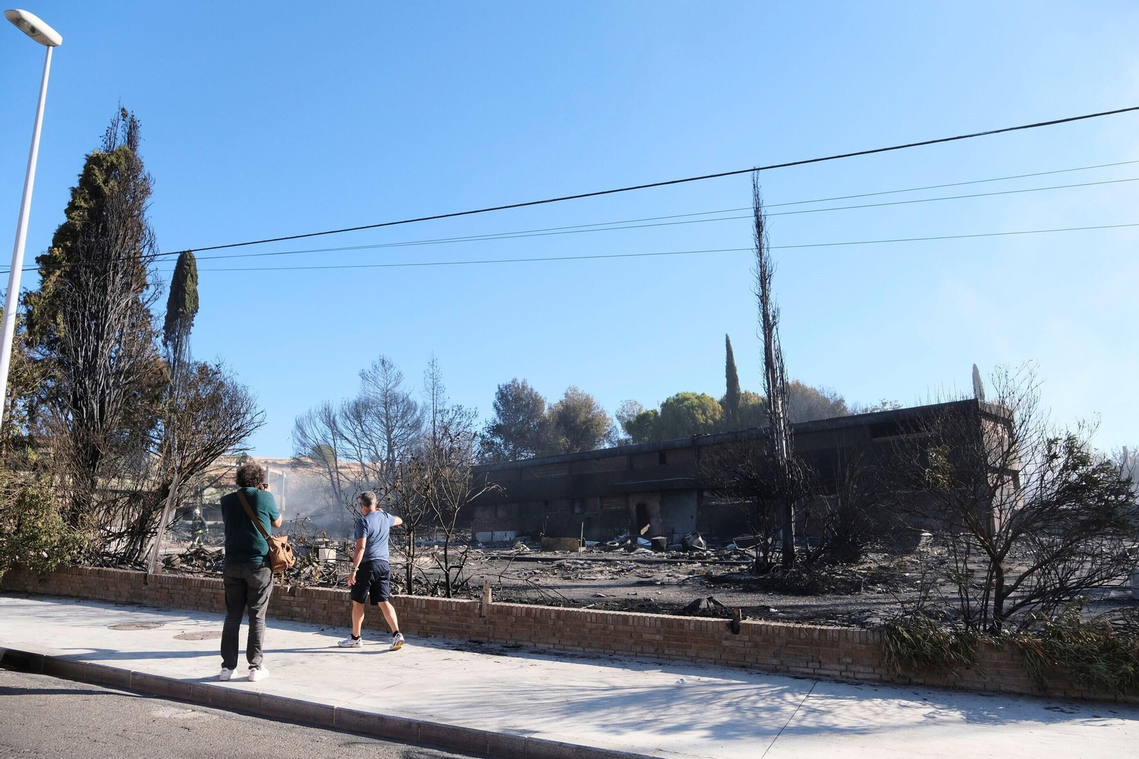 El día después del gran incendio de Chinales, en fotografías: rescoldos, humo y pérdidas El día después del gran incendio de Chinales, en fotografías: rescoldos, humo y pérdidas