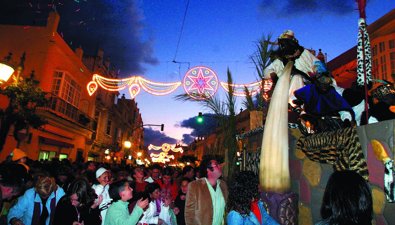 Es difícil de reconocer, sí. Pero detrás de esa profusa capa de maquilaje del Rey Baltasar está Ramón Rodríguez Verdejo, 'Monchi'. Era la Cabalgata de la Ilusión del año 2006