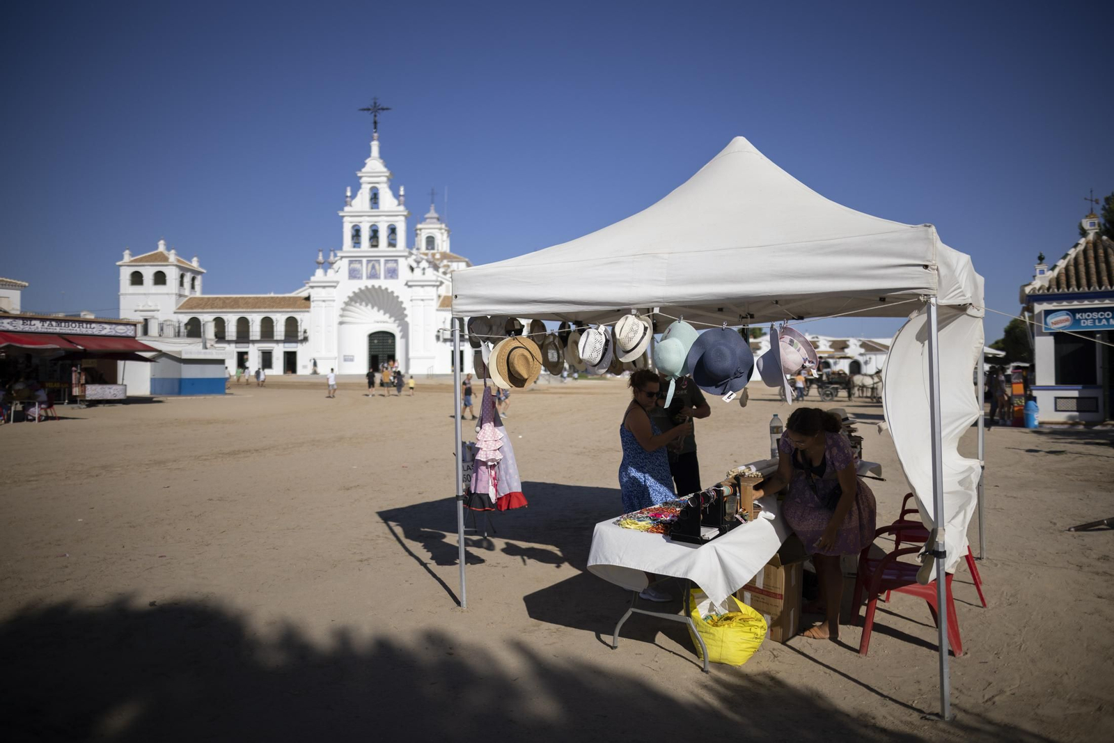 Ambiente del jueves 18 de agosto en la aldea de El Rocío durante el Rocío Chico