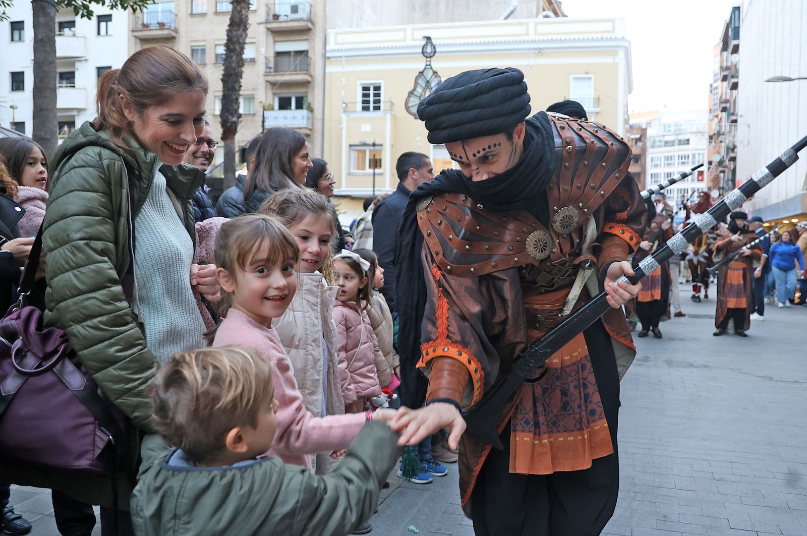 Imágenes del Heraldo Real anunciando la llegada de los Reyes Magos a Huelva