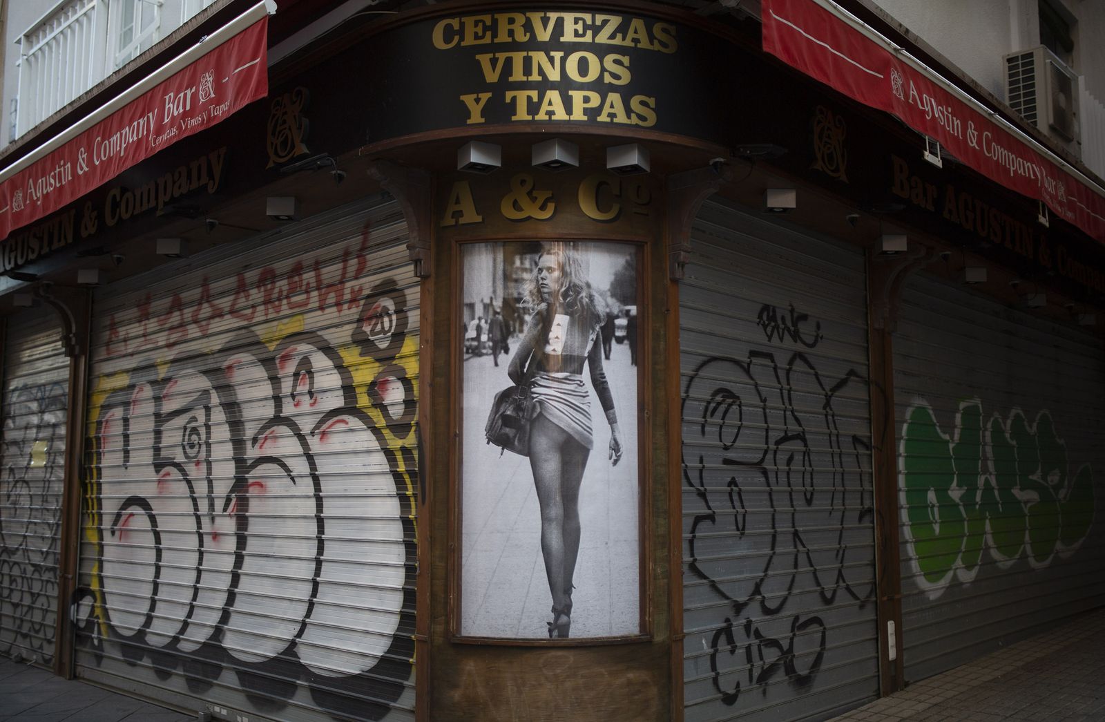 El cierre de los comercios y la hostelería se adelantan en Sevilla