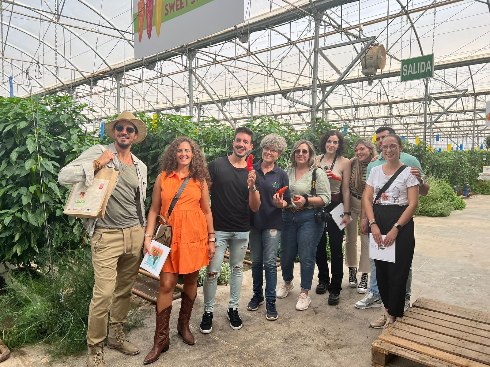 Influencers internacionales viajan a Granada y Almería para conocer los cultivos de los invernaderos solares