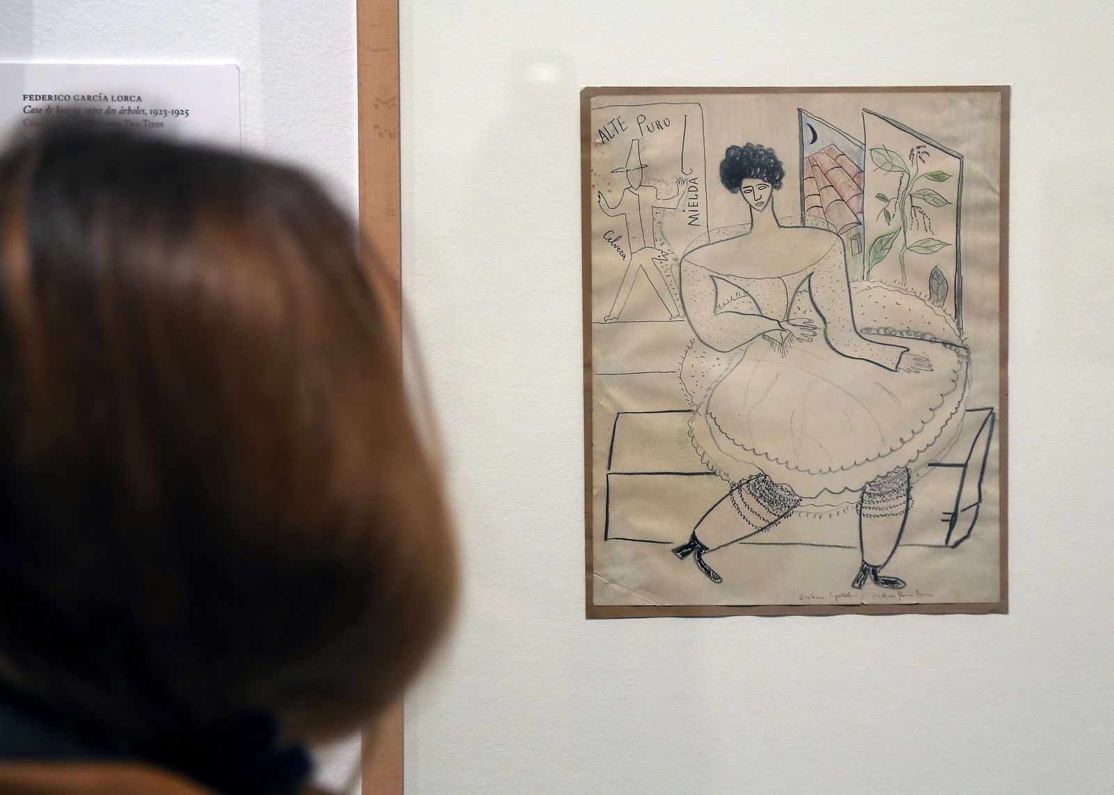 1. Una de las imágenes de la exposición 'Teoría del duende'. 2. José Javier León, firmando ejemplares de su trabajo en la pasada Feria del Libro de Granada. A lo largo de 11 capítulos, León cuestiona algunos lugares comunes sobre el duende lorquiano.  3. El volumen cuenta con un retrato de Lorca realizado por Santiago Ydáñez.