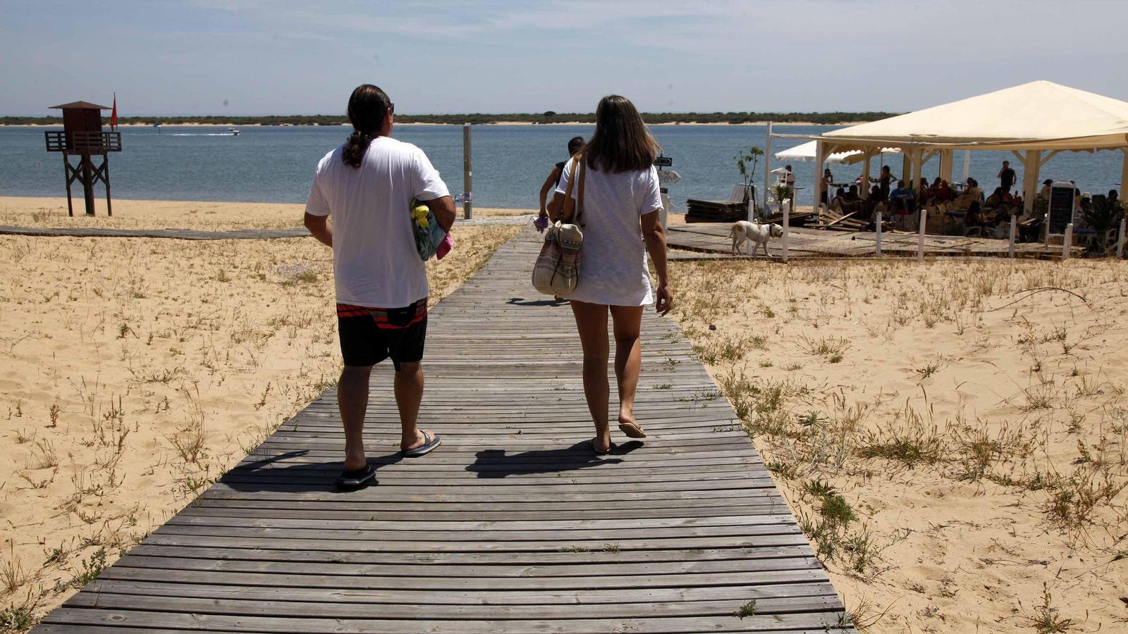 Usuarios en la playa de El Rompido.