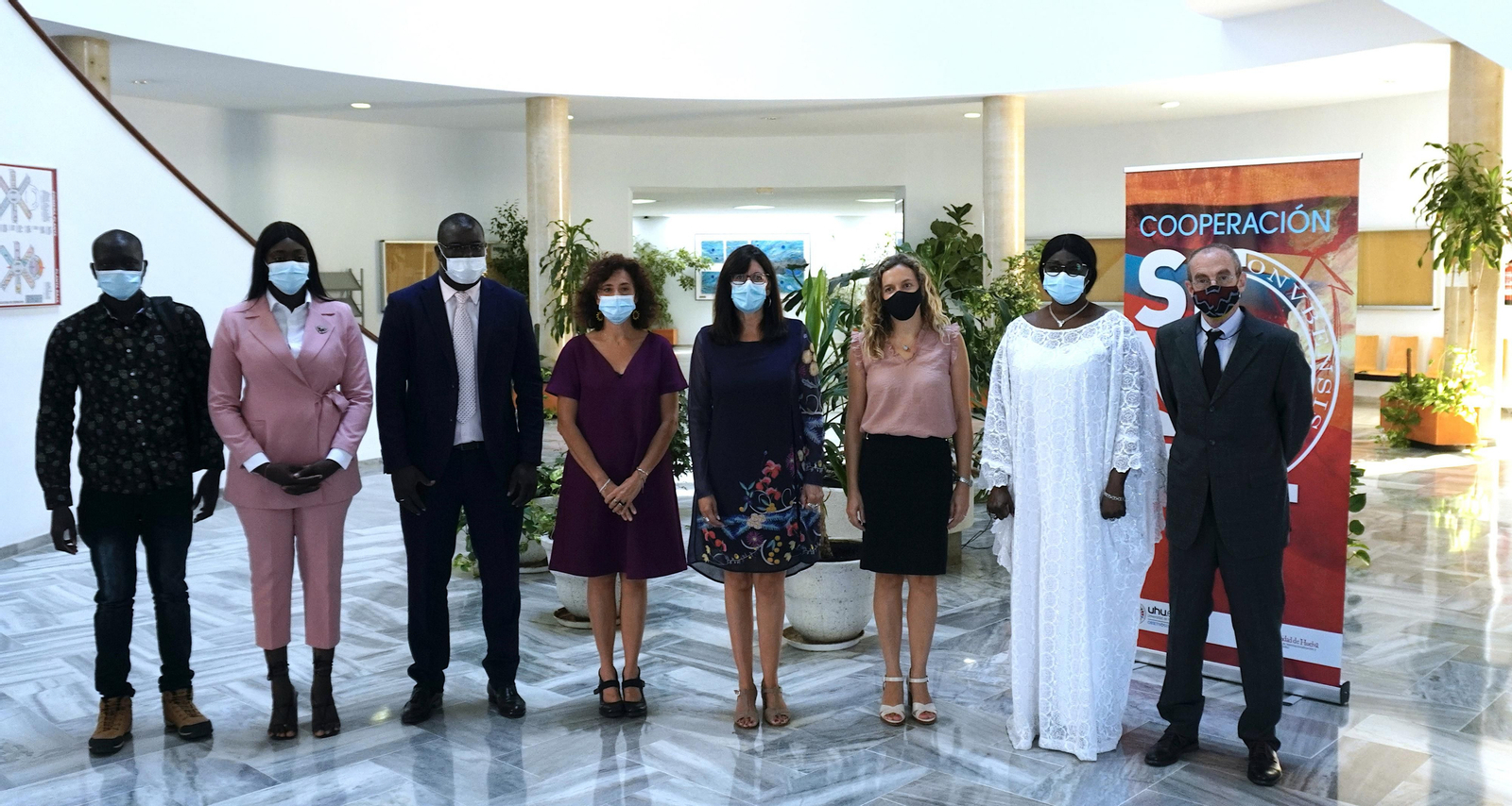 La rectora junto a algunos de los participantes en la jornada.