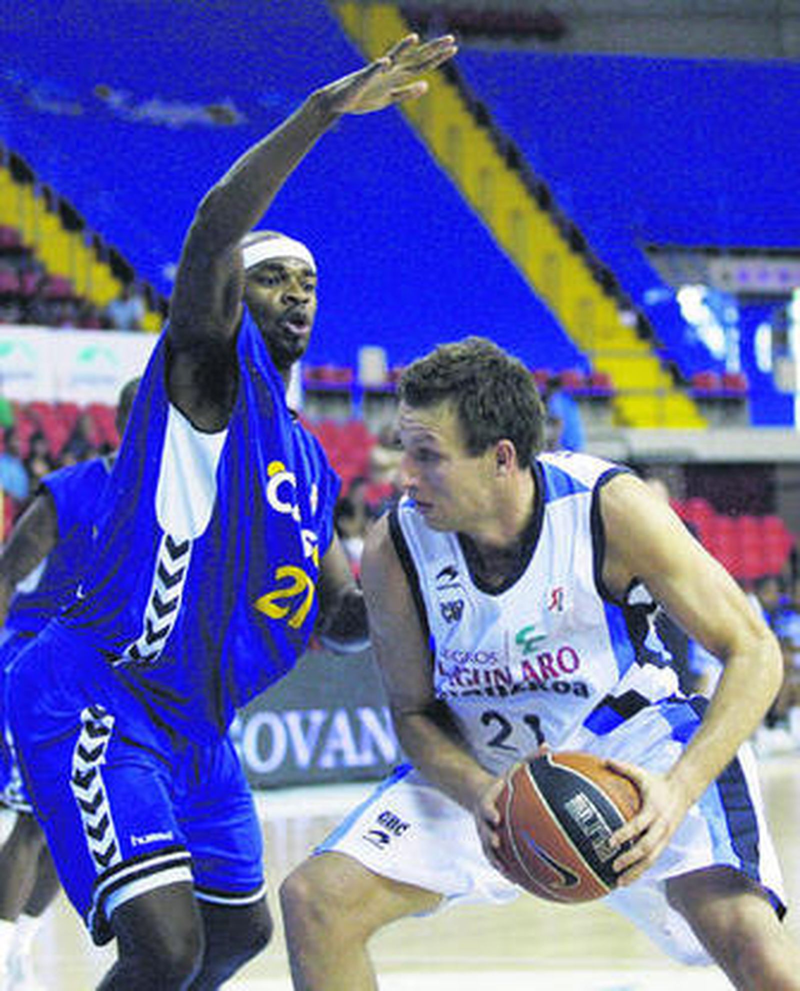 Ignerski se apresta a lanzar ante la defensa de Kirksay.