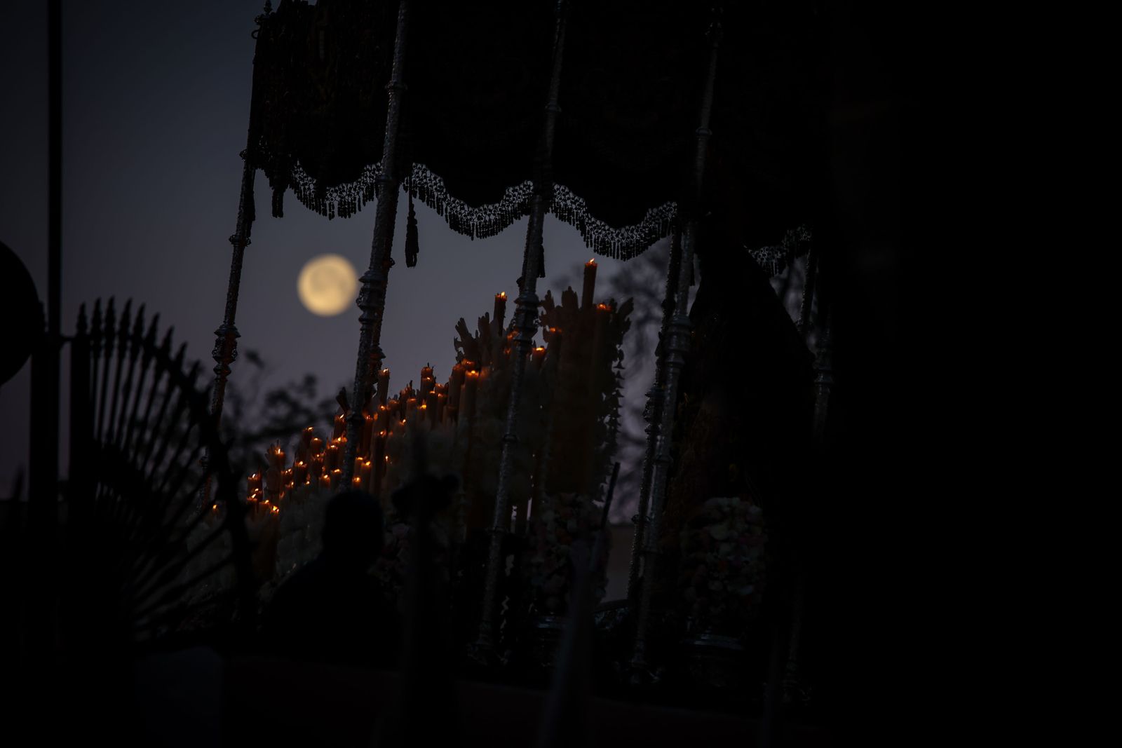 Precioso contraluz del palio de la Esperanza de la Yedra Coronada por la plaza de la Encarnación.