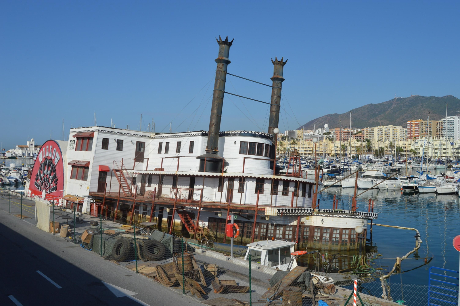 El mítico barco permanece semihundido en Puerto Marina desde hace cinco meses. El mítico barco permanece semihundido en Puerto Marina desde hace cinco meses.