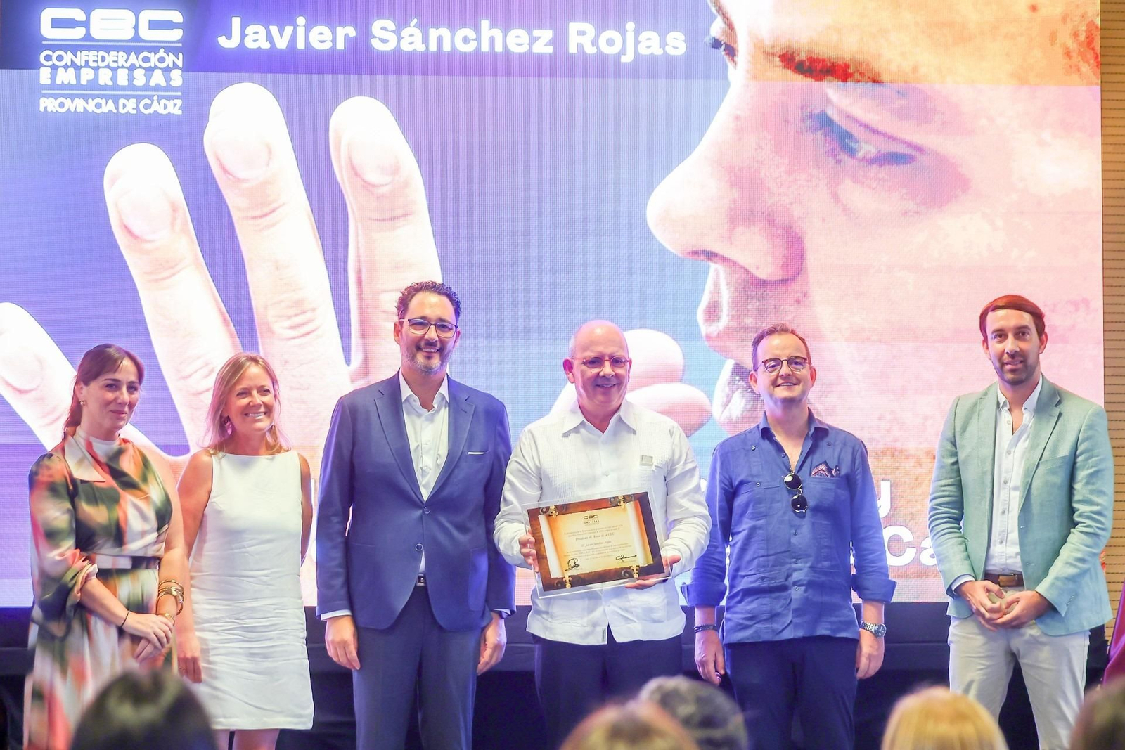 Javier Sánchez Rojas, durante el homenaje con el título, junto a los actuales presidente y vicepresidentes de la CEC.